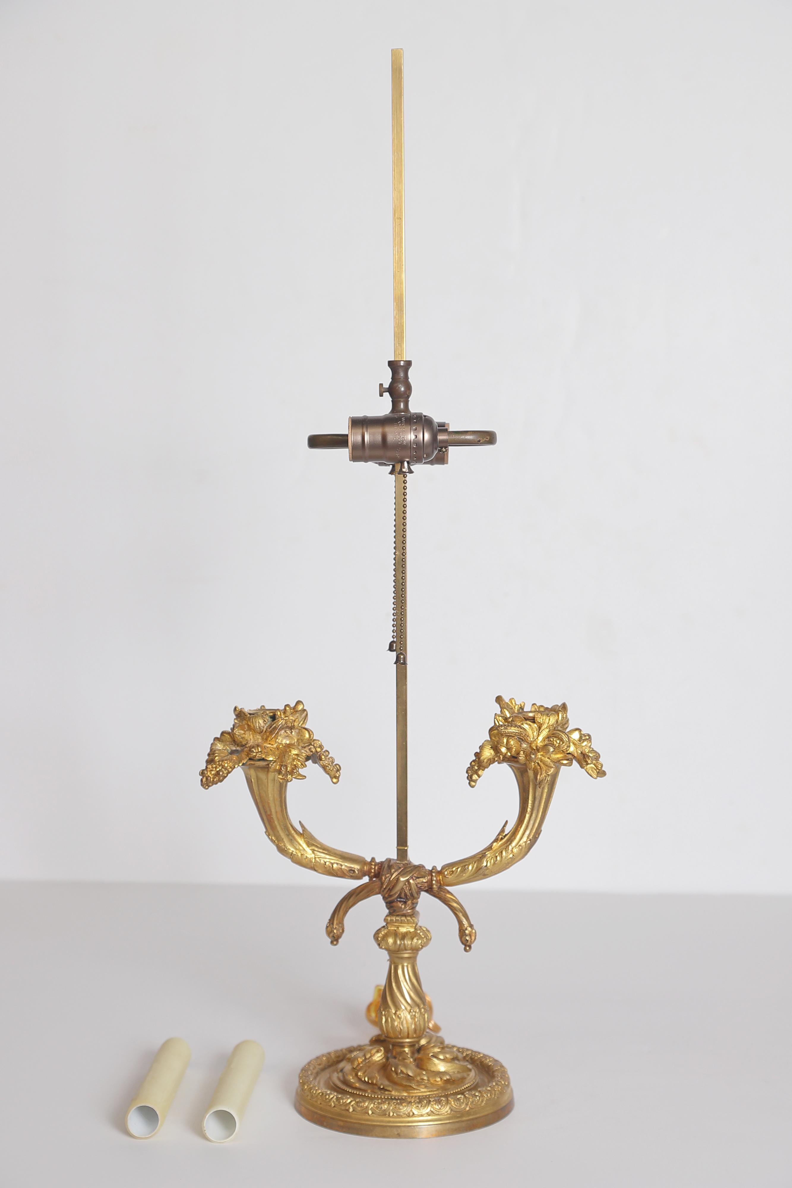 Lampe Bouillotte de style Louis XVI du 19ème siècle en bronze doré avec abat-jour en tôle rouge en vente 2