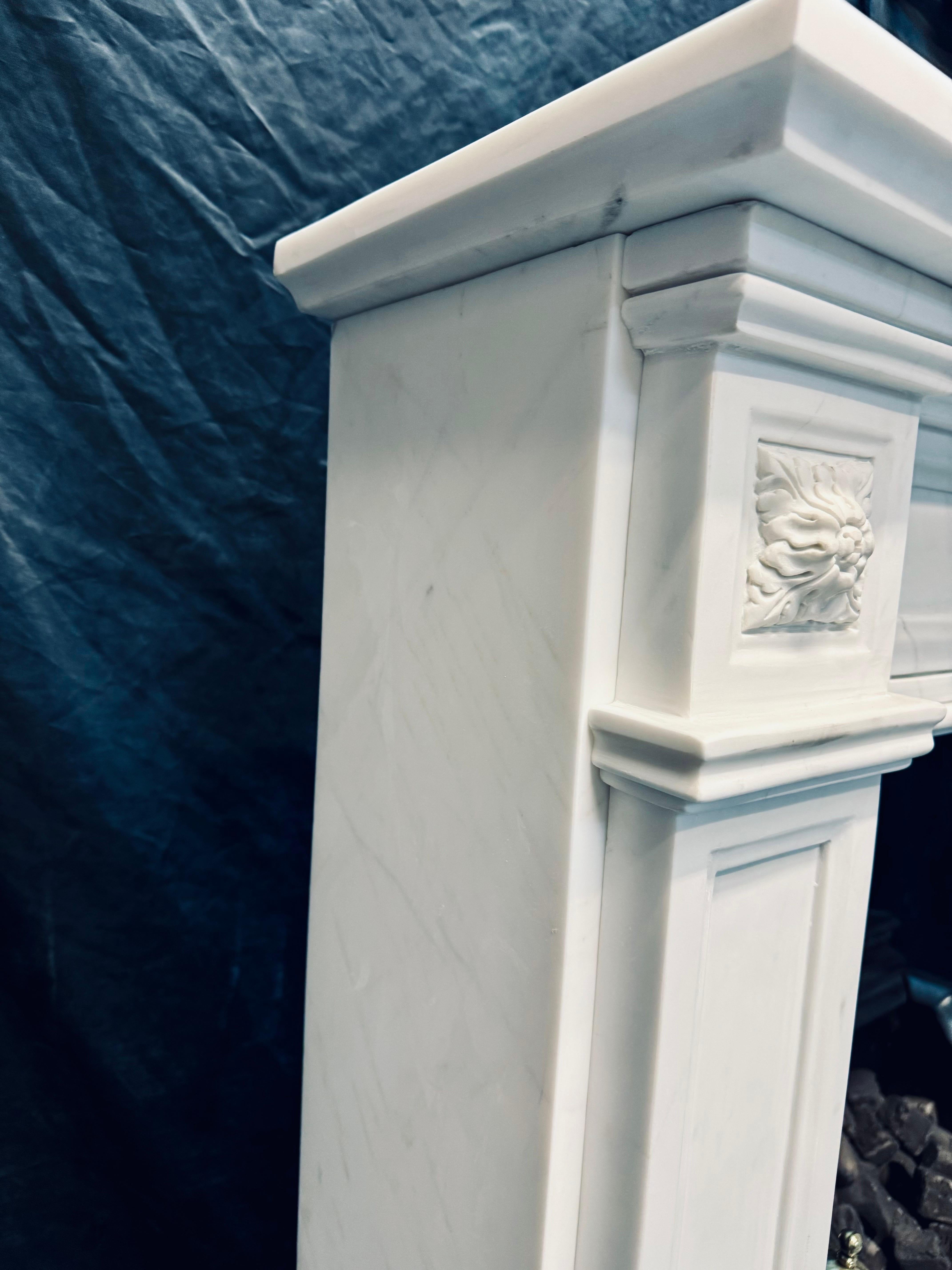 Entourage de cheminée en marbre statuaire sculpté du 19e siècle. en vente 2