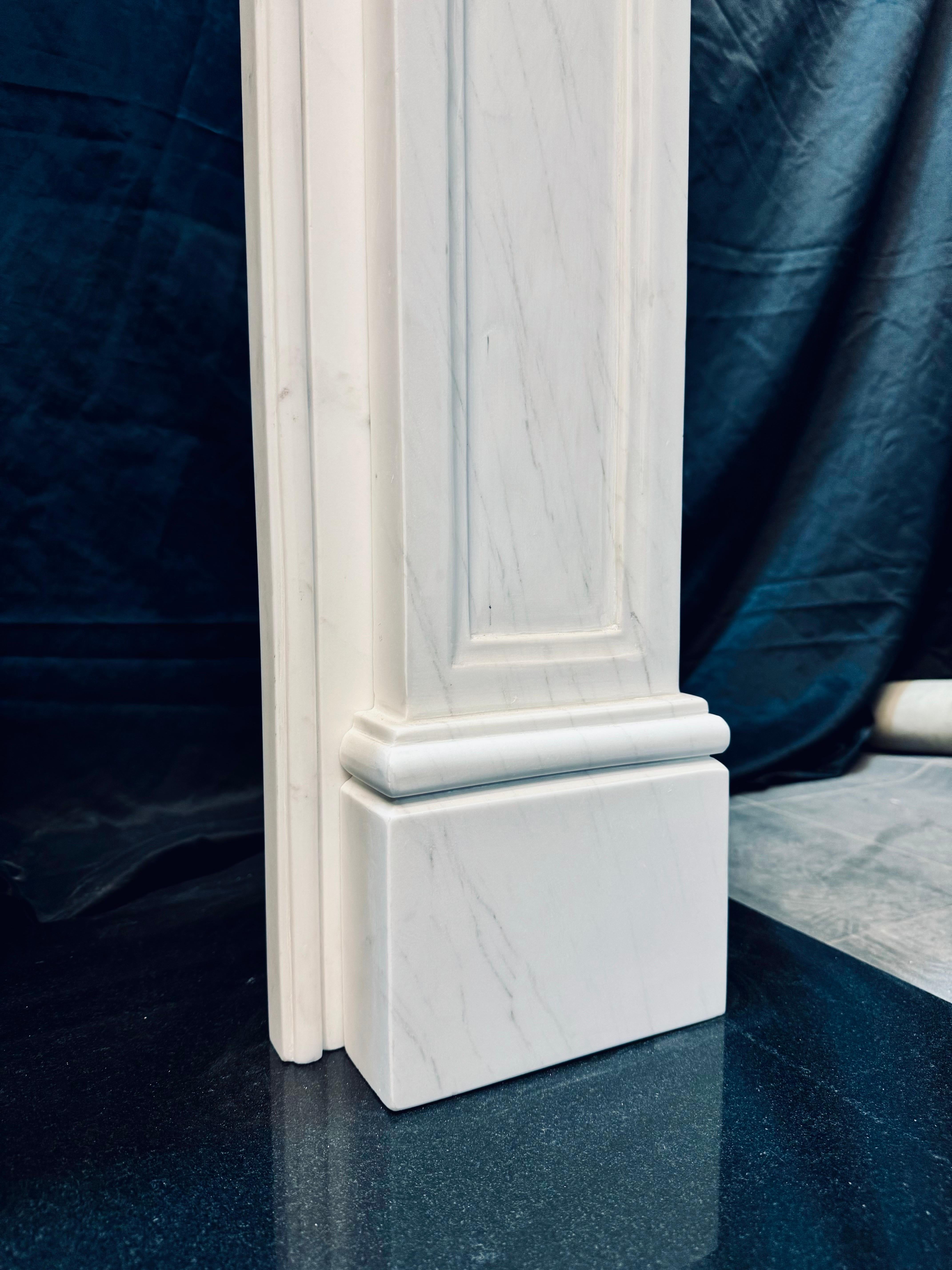 Anglais Entourage de cheminée en marbre statuaire sculpté du 19e siècle. en vente