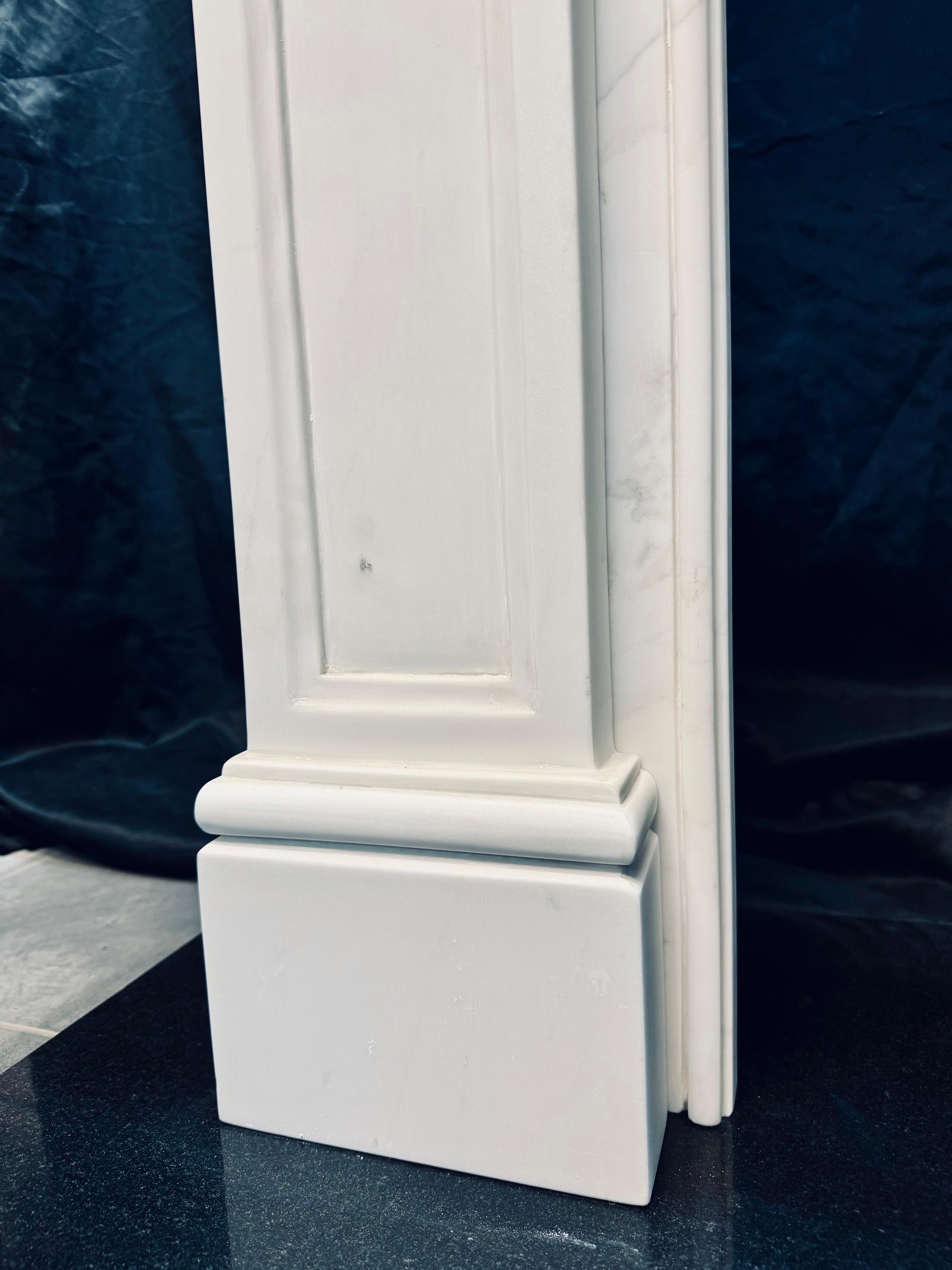 Milieu du XXe siècle Entourage de cheminée en marbre statuaire sculpté du 19e siècle. en vente