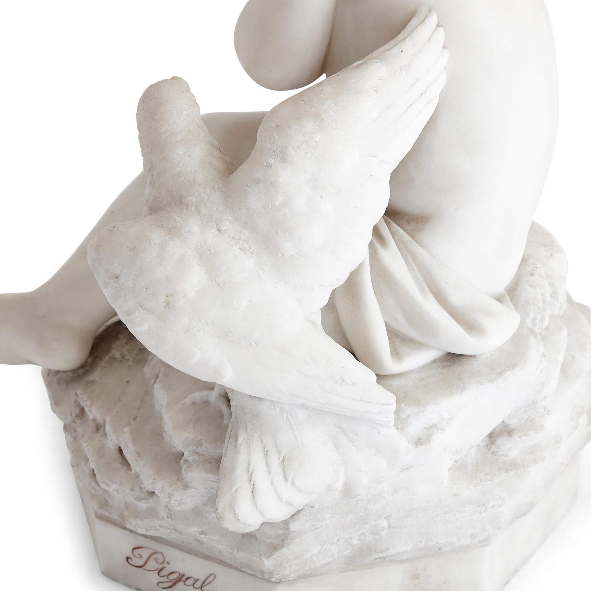 Neoclassico Scultura in marmo del XIX secolo raffigurante un putto e un uccello, firmata 