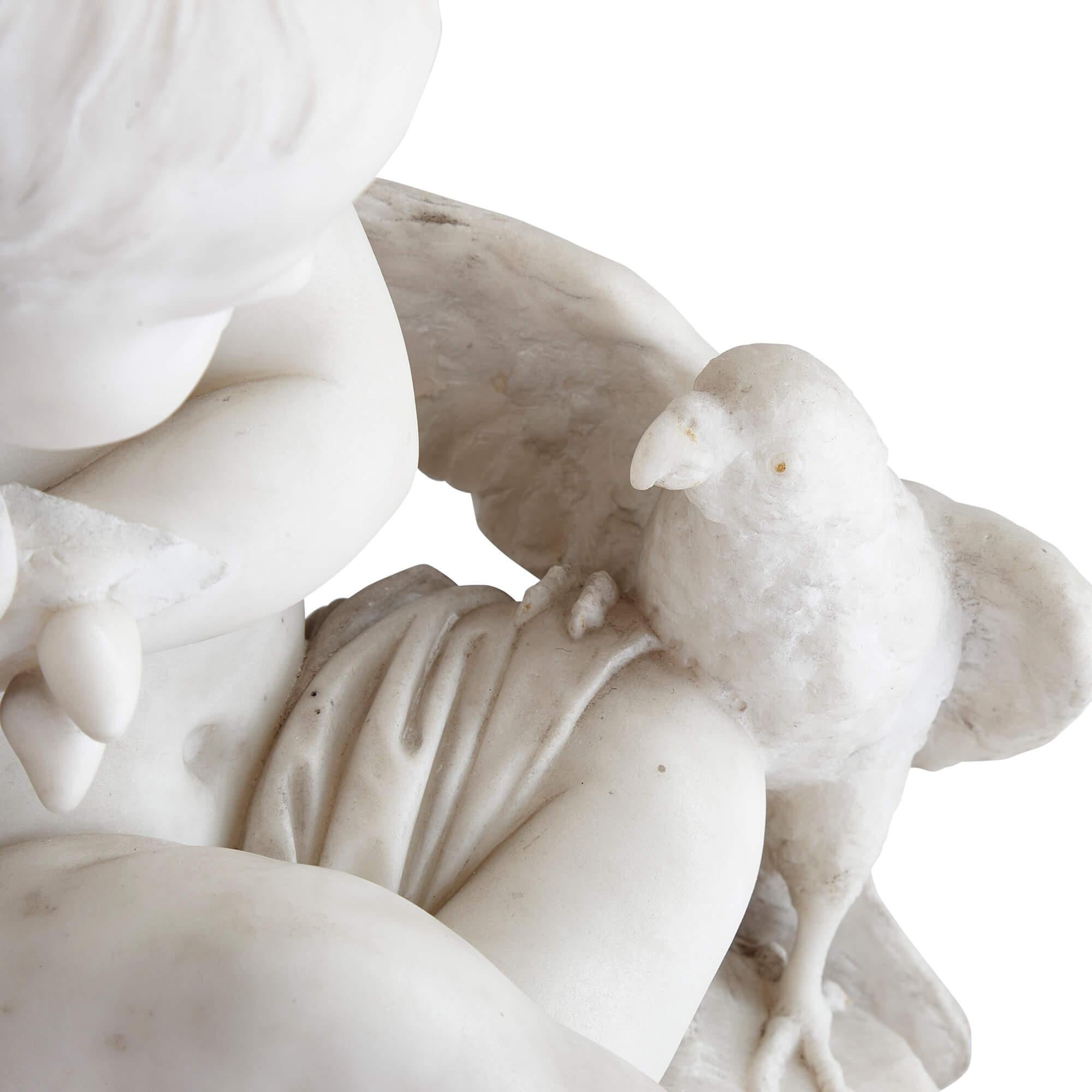 Scultura in marmo del XIX secolo raffigurante un putto e un uccello, firmata 
