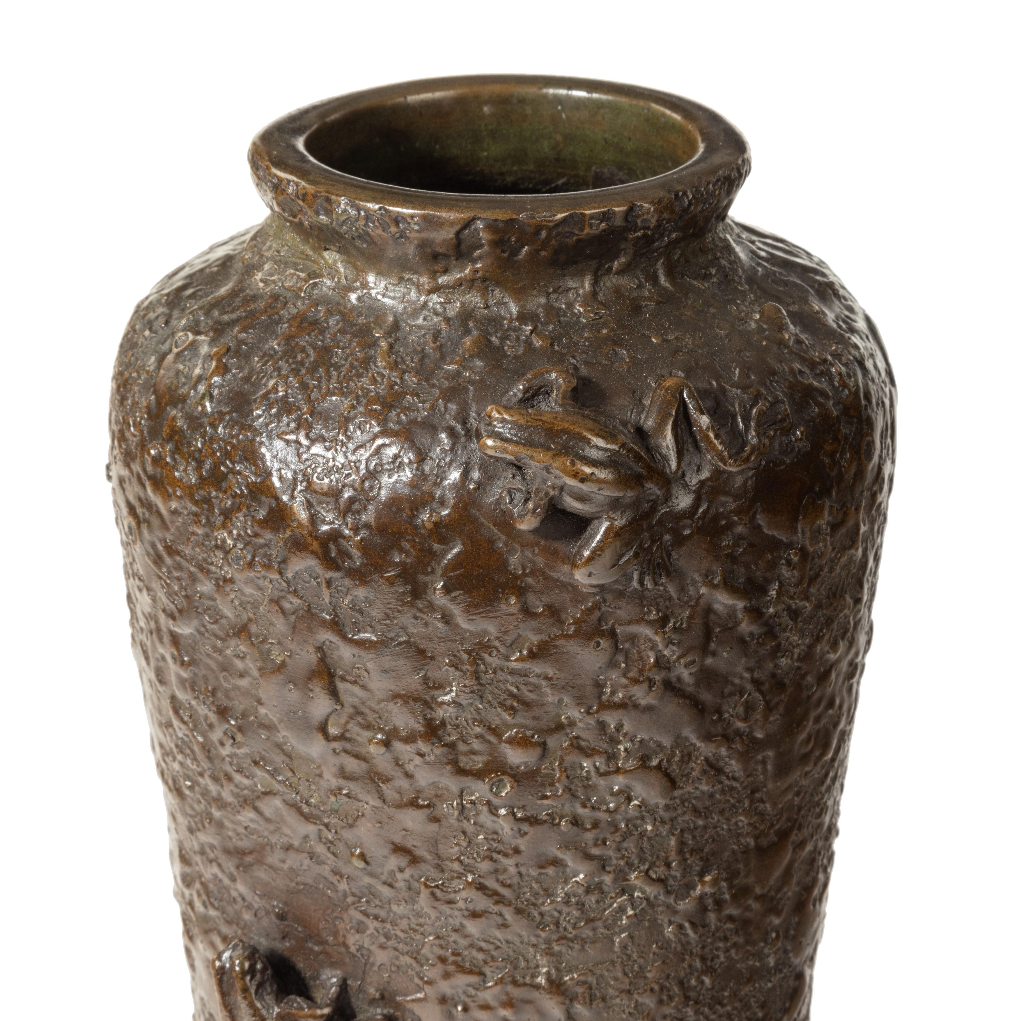 19th Century Meiji Period Bronze Vase with Two Frogs In Good Condition For Sale In Lymington, Hampshire