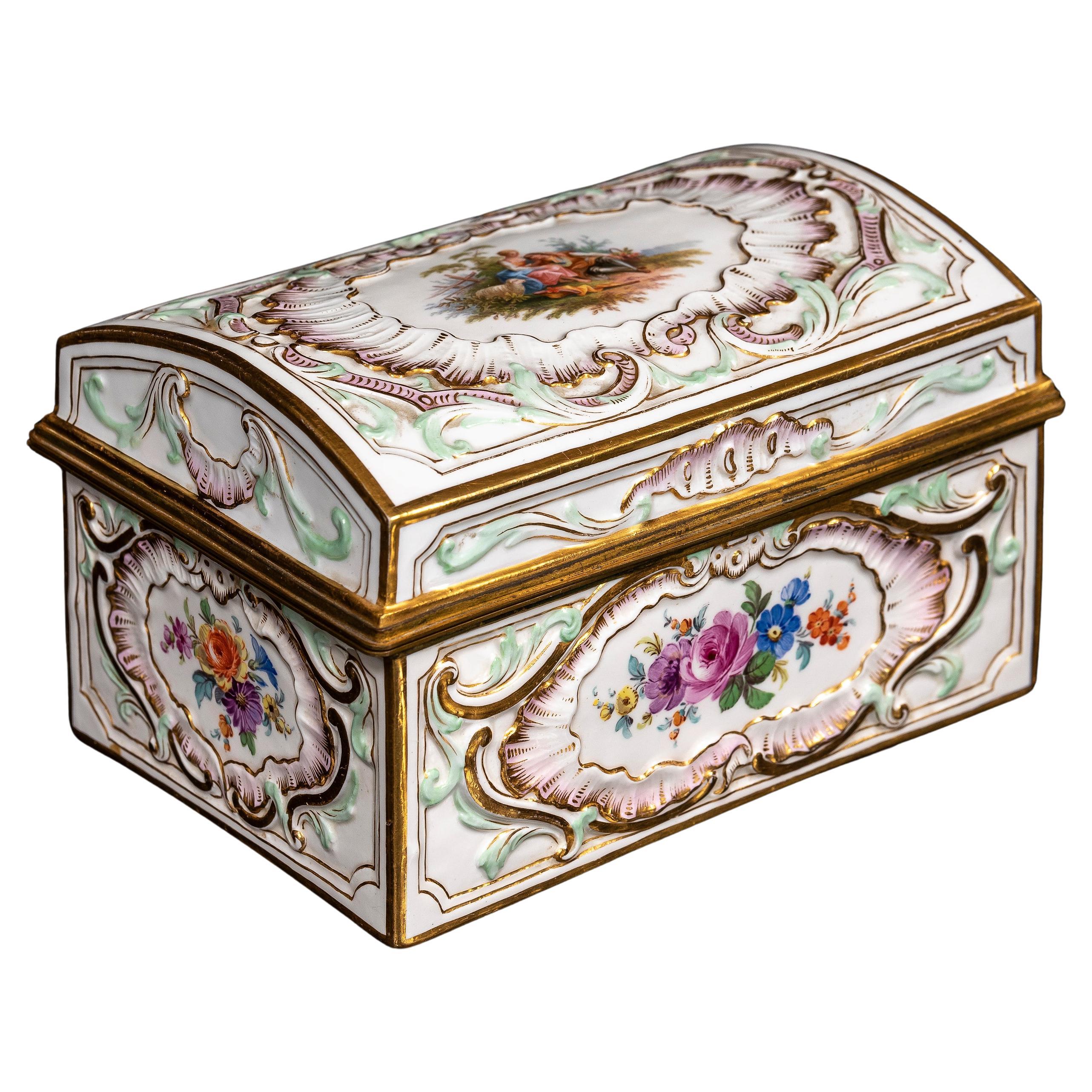 Caja con bisagras de porcelana Meissen del siglo XIX, montada en ormolu y con escena de Watteau
