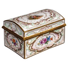Meissen Porcelain Ormolu, 19. Jahrhundert, Scharnierdose mit Watteau-Szene