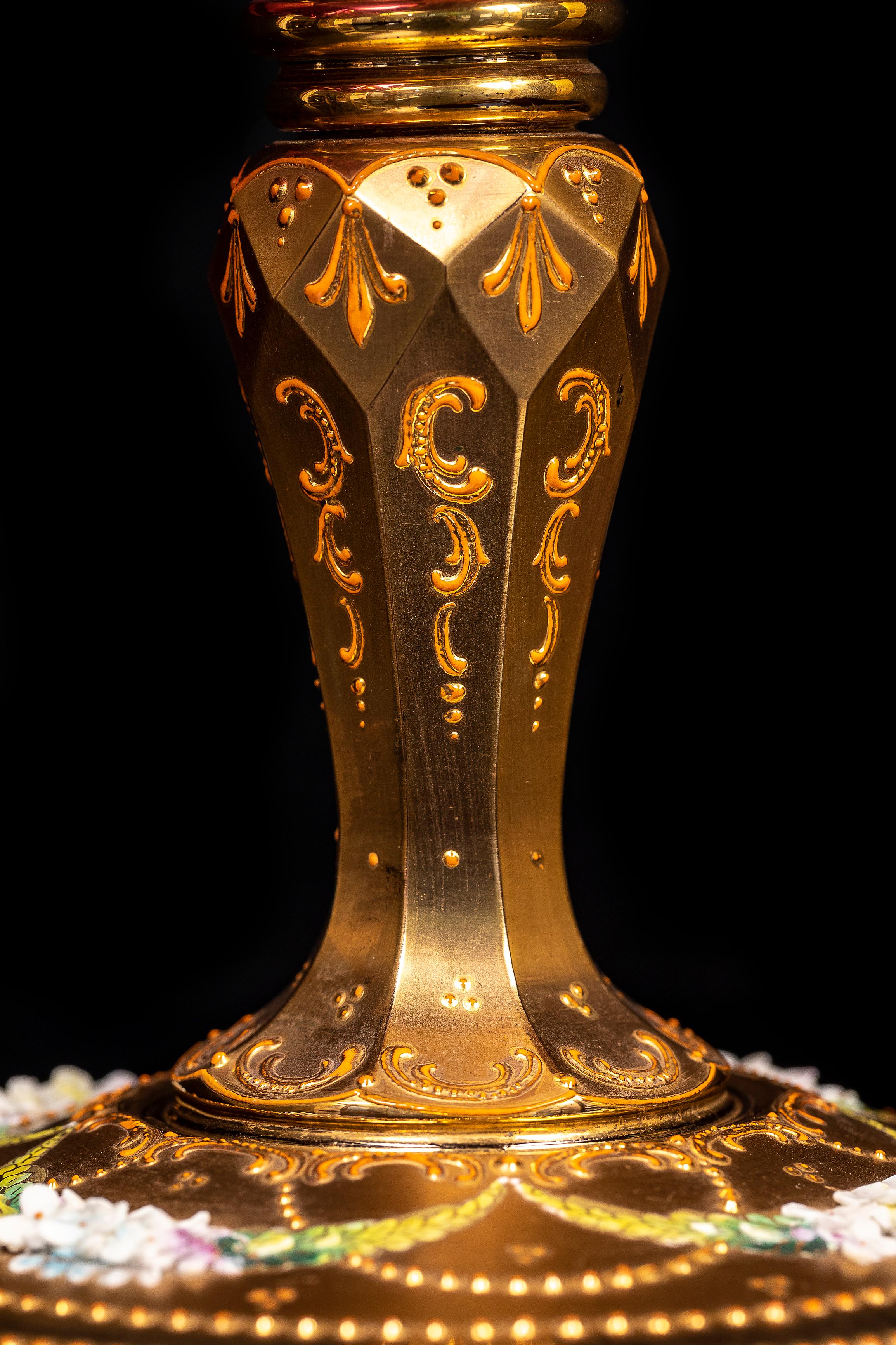 Compotier en améthyste, doré et émaillé, à décor en relief, du 19e siècle, de Moser en vente 3