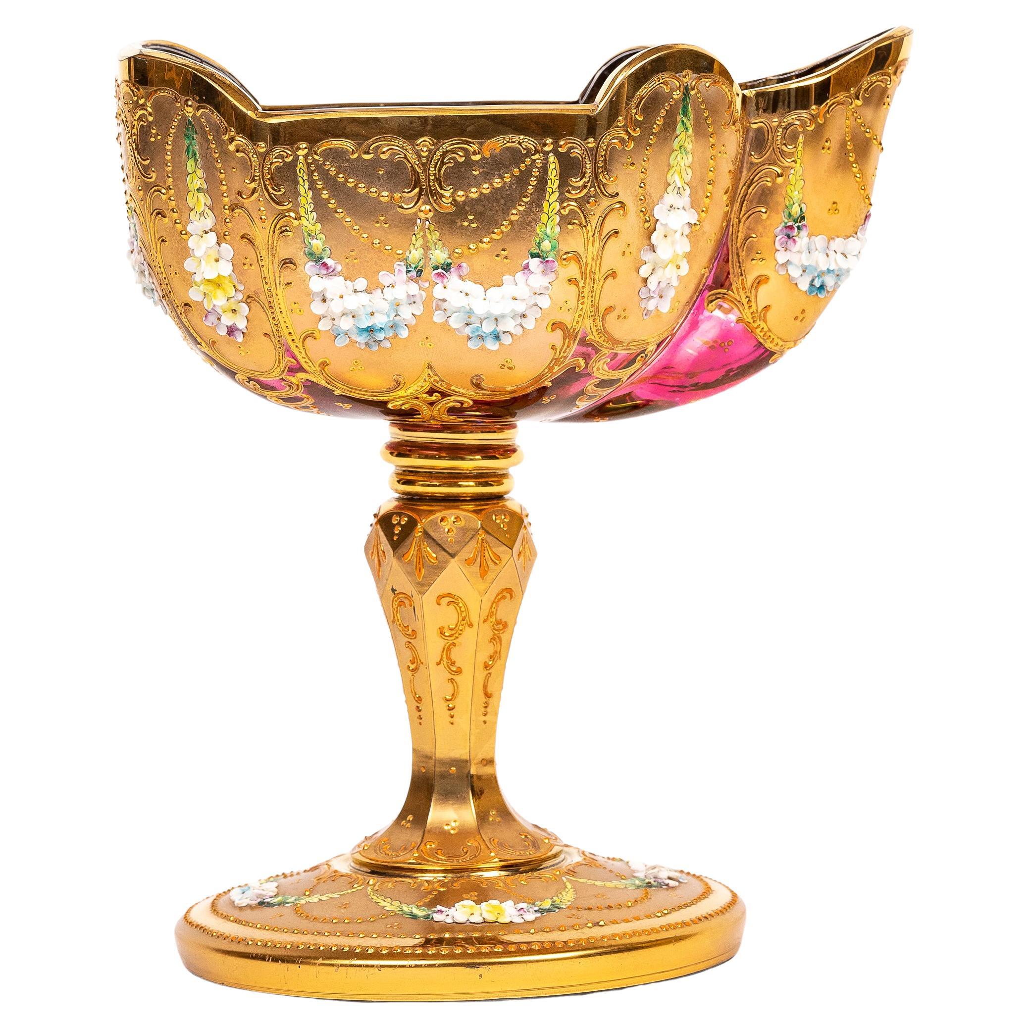 Magnifique compote d'améthyste en vermeil et émail de Moser du 19e siècle, avec décoration en émail en relief.  Le bol supérieur est magnifiquement décoré de dorures 24k et finement émaillé à la main de fleurs, de feuilles et de vignes en relief. 