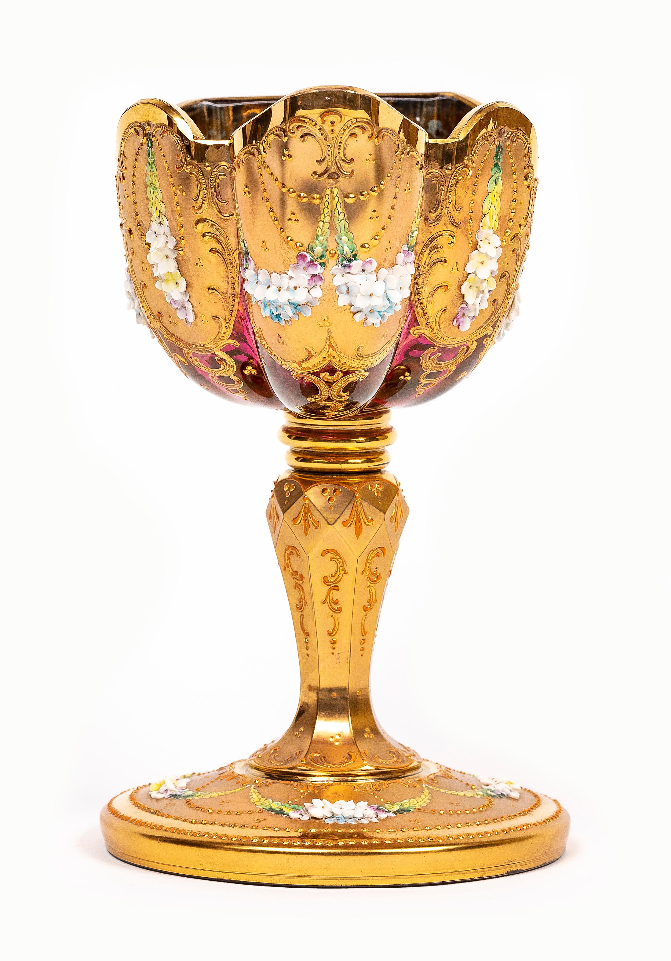 Autre Compotier en améthyste, doré et émaillé, à décor en relief, du 19e siècle, de Moser en vente