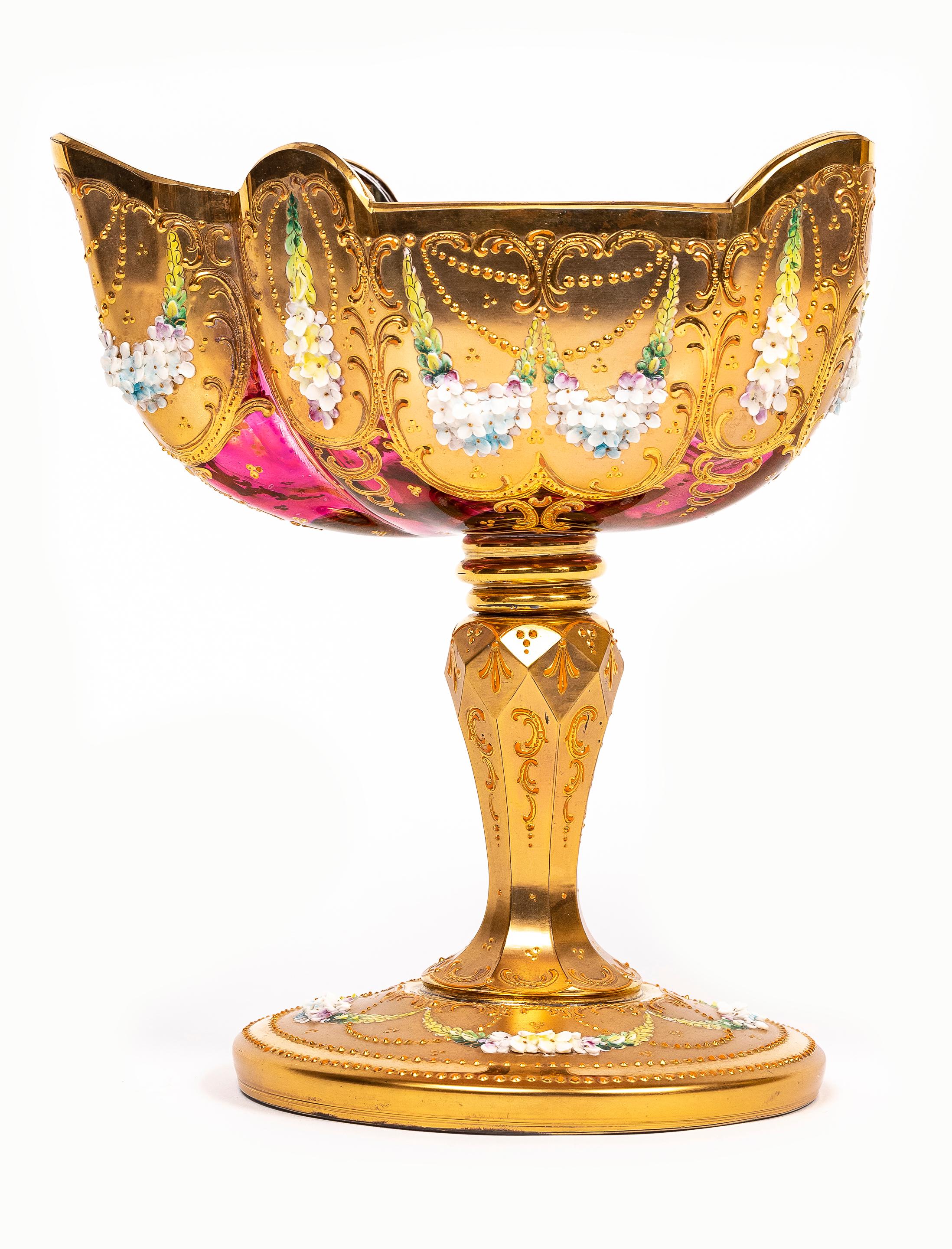 Tchèque Compotier en améthyste, doré et émaillé, à décor en relief, du 19e siècle, de Moser en vente