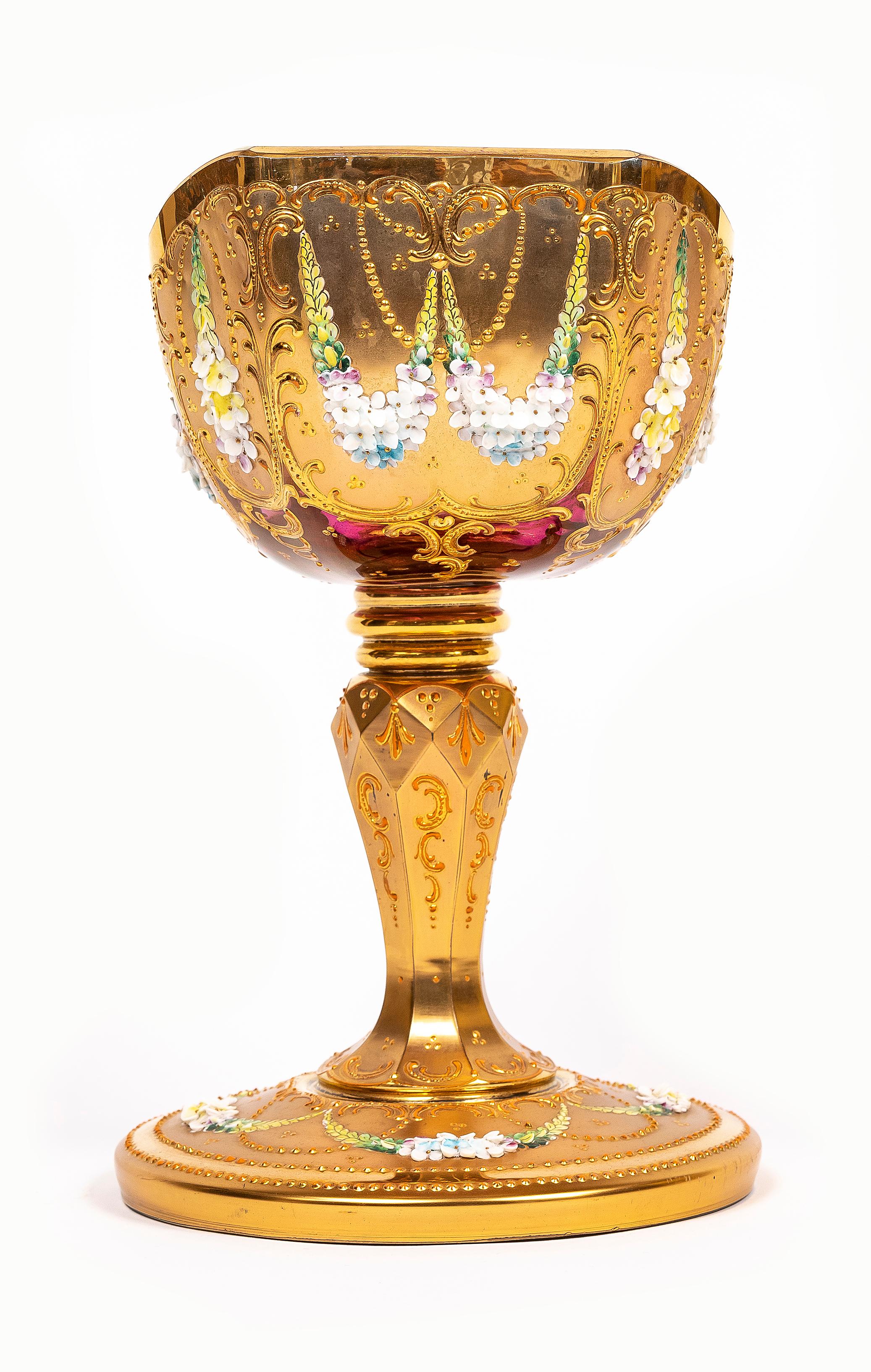 Émaillé Compotier en améthyste, doré et émaillé, à décor en relief, du 19e siècle, de Moser en vente