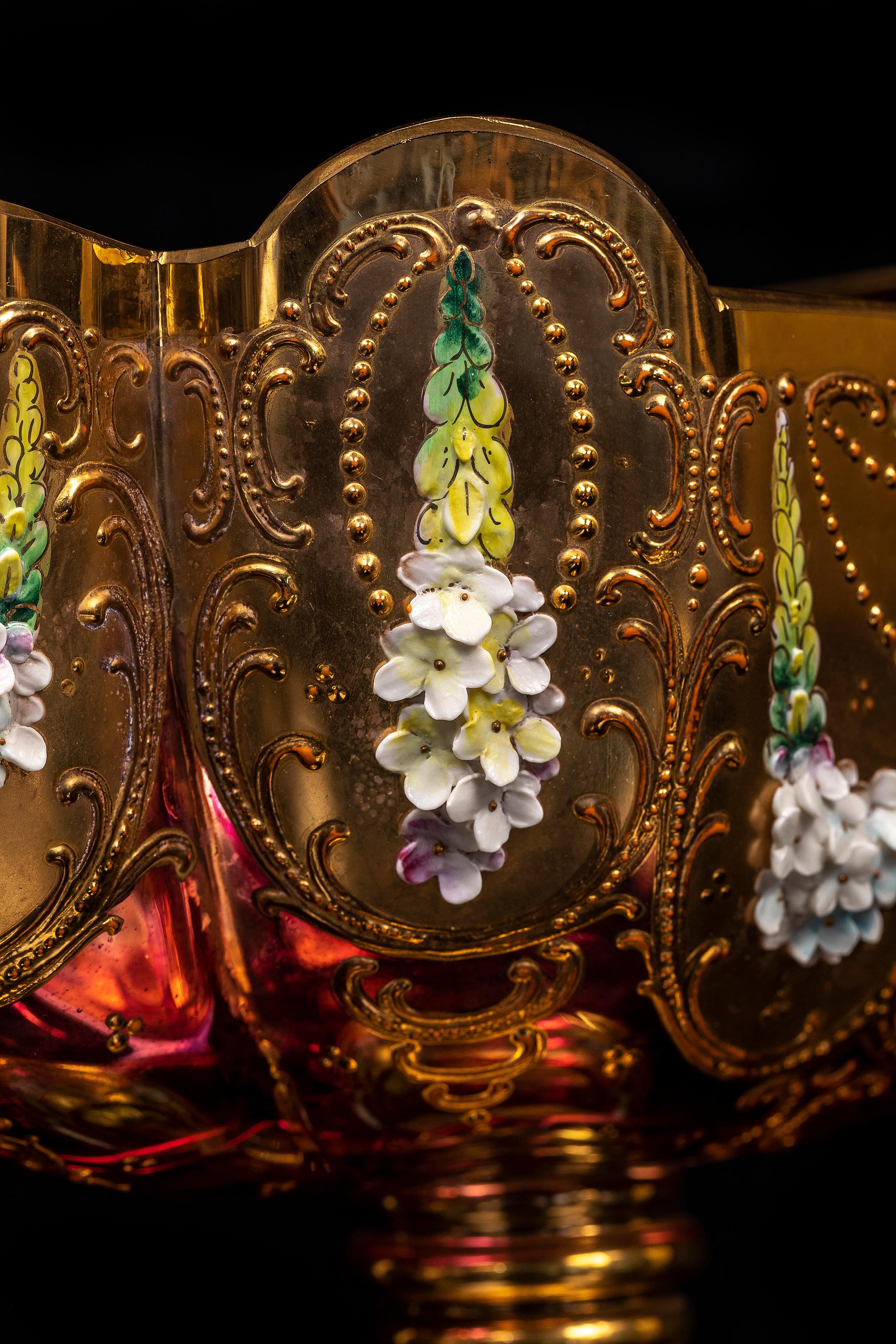 Cristal Compotier en améthyste, doré et émaillé, à décor en relief, du 19e siècle, de Moser en vente