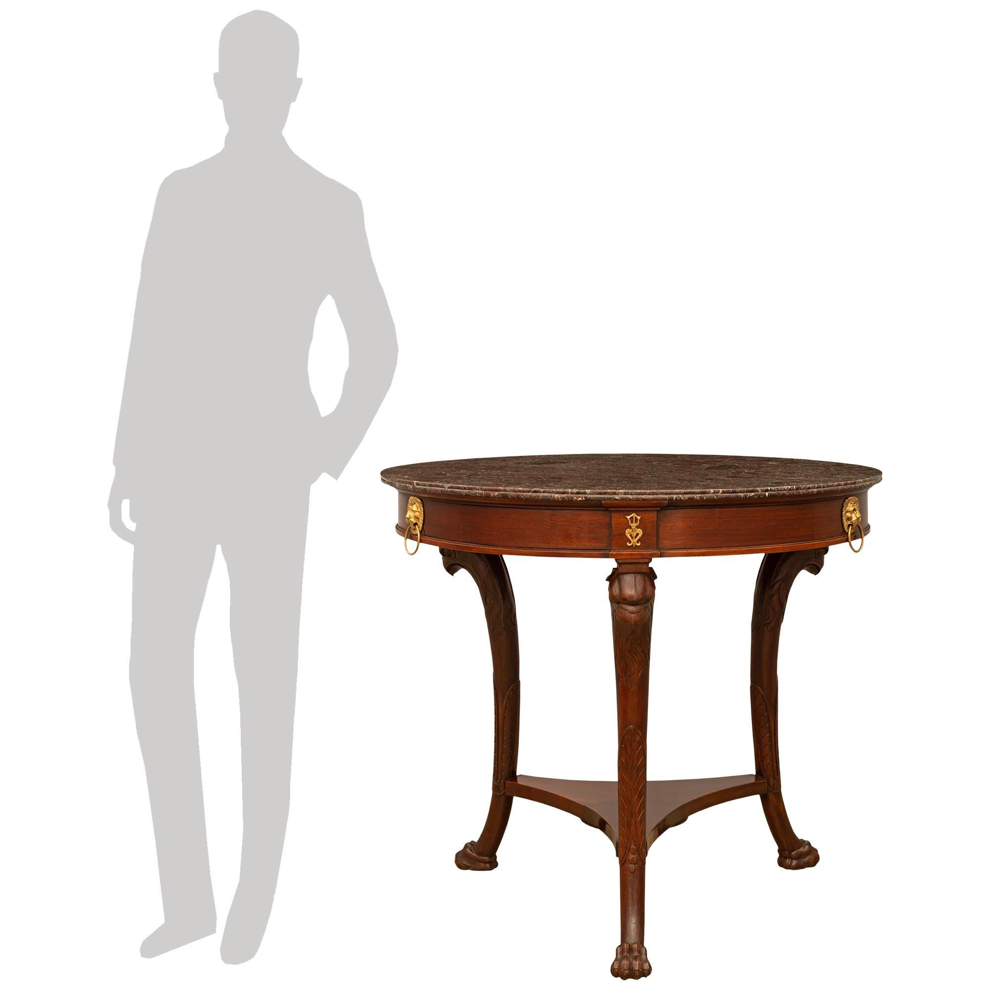Très belle table d'appoint en acajou, bronze doré et marbre Levanto Rouge. Acajou, Ormolu et marbre Levanto Rouge. Cette merveilleuse table repose sur trois pieds à volutes C avec des sculptures d'oiseaux au-dessus et des pieds en forme de talon