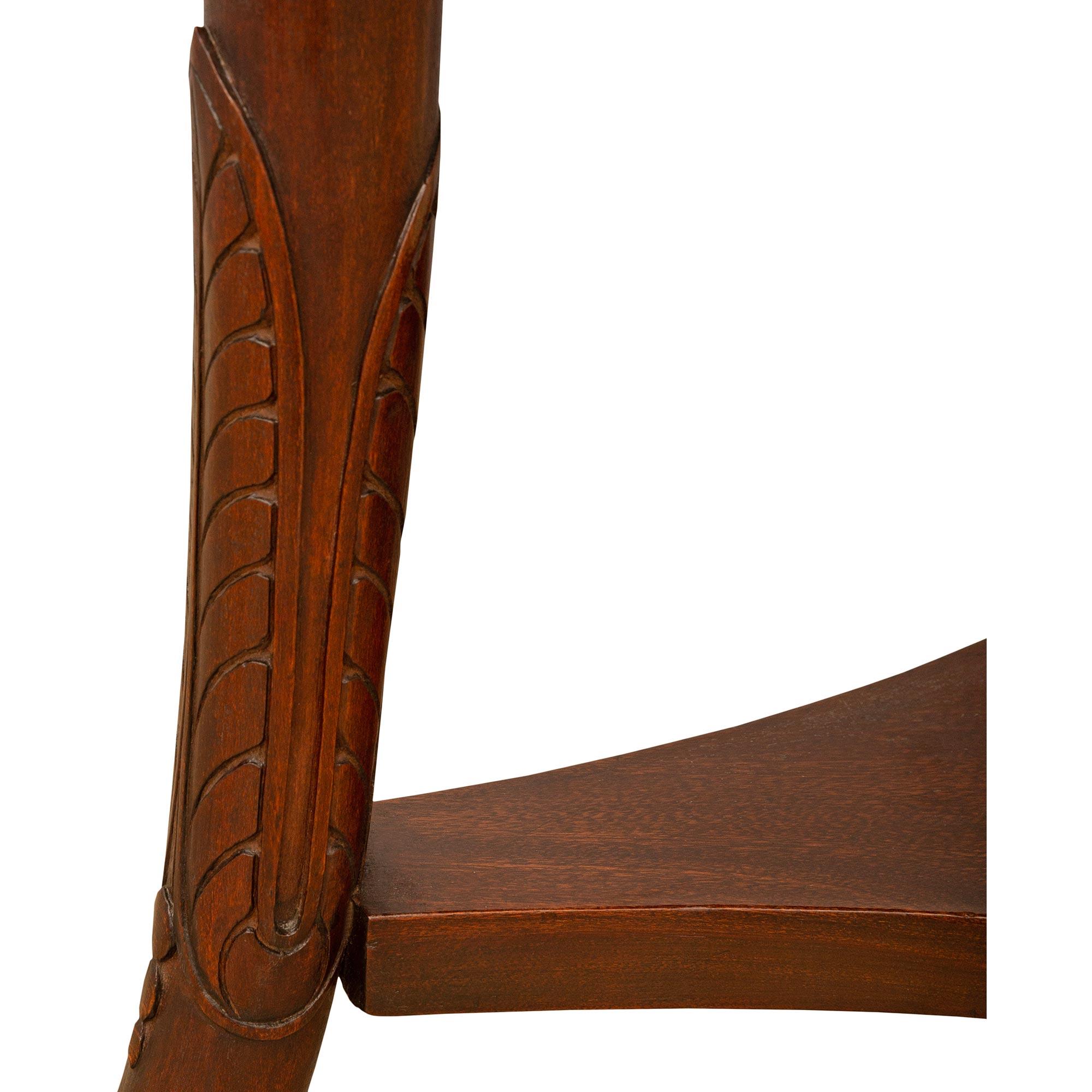 Bronze doré Table d'appoint néo-classique du 19e siècle en acajou, ormeau et marbre Levanto Rouge en vente