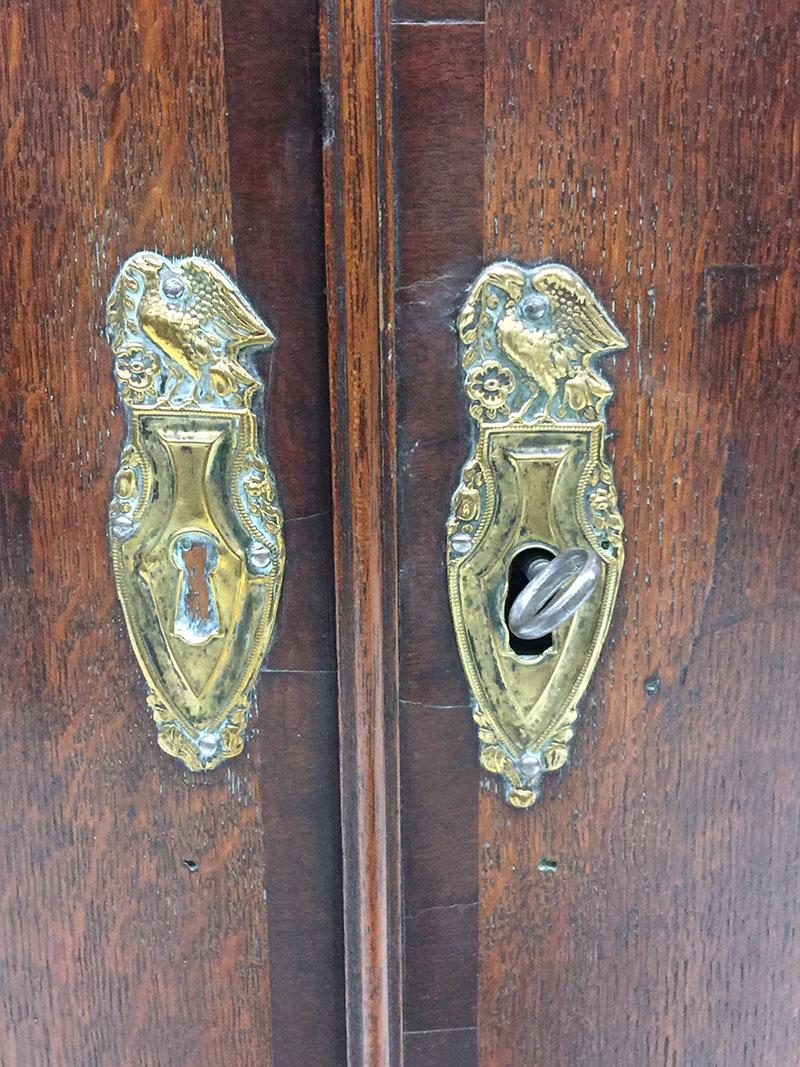 Armoire d'angle suspendue en Oak du 19e siècle en vente 1
