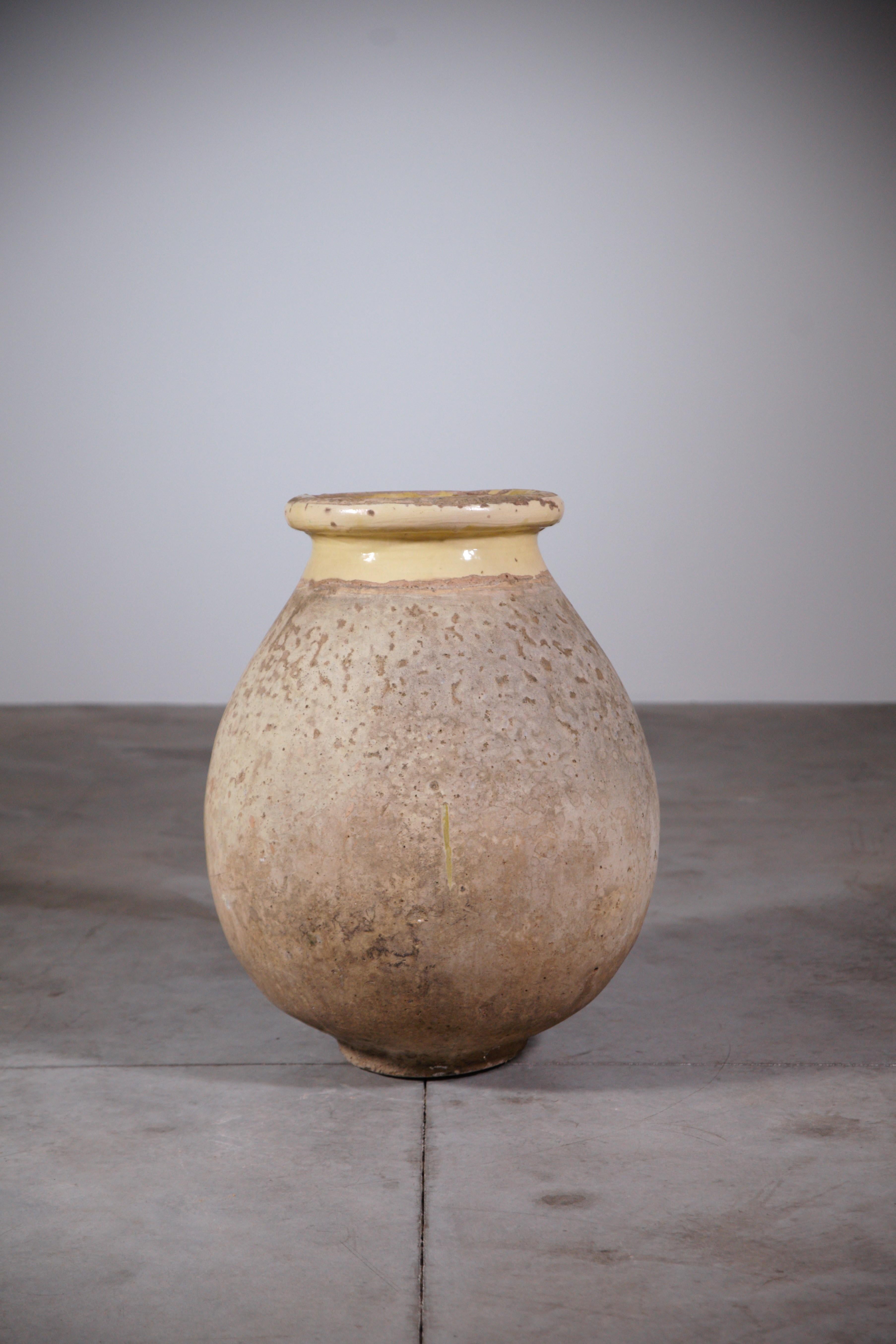 Una jarra de terracota vidriada del sur de Francia.

Siglo XIX.

¡¡¡Forma panzuda !!! ... y hermosas gotas de glaseado

Bonita pátina exterior original.

En buen estado original.

Informe del estado : Falta de esmalte en la zona del cuello .