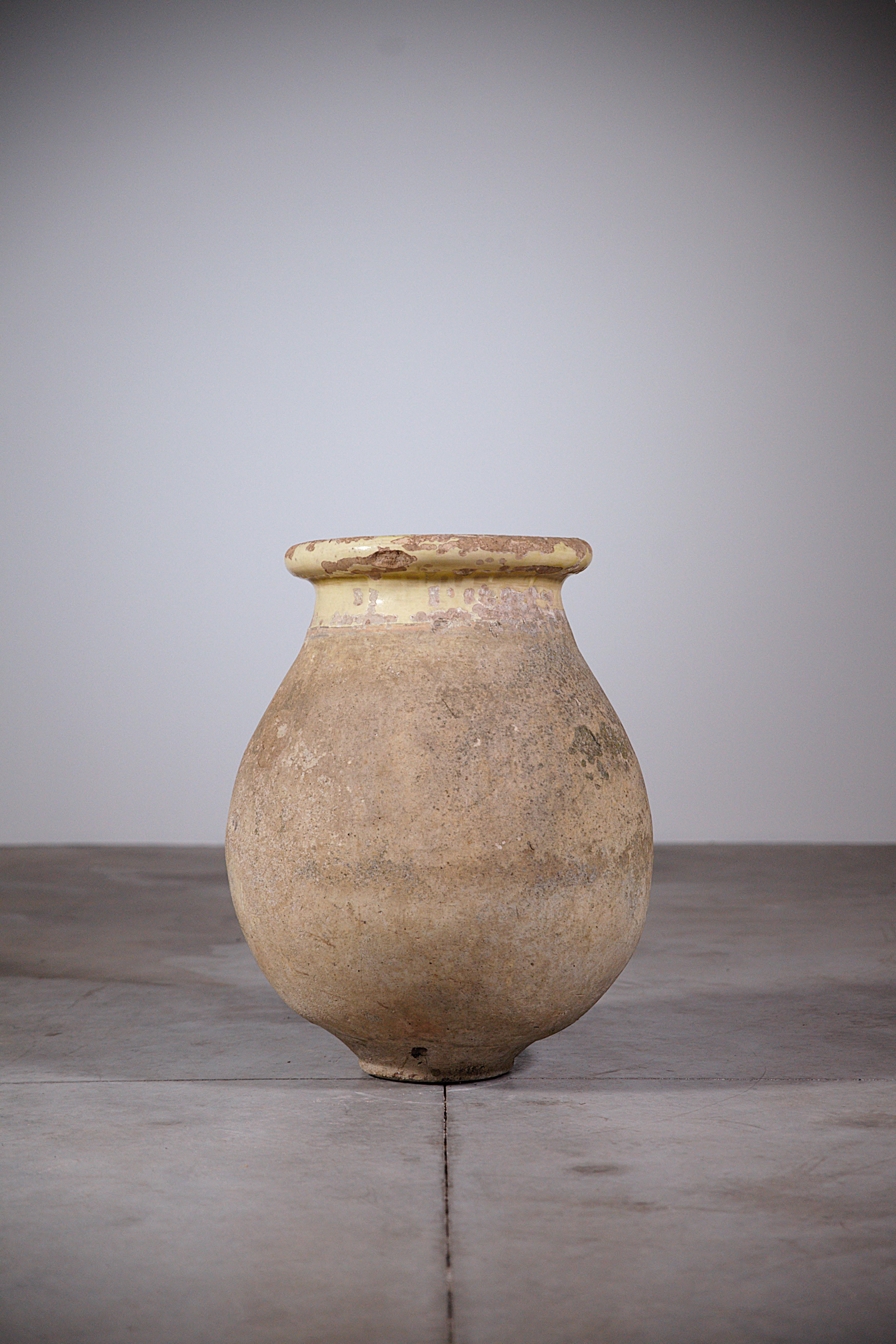 Una jarra de terracota vidriada del sur de Francia.

Siglo XIX.

Bonita forma irregular

Bonita pátina exterior original.

En buen estado.

Informe de estado : Falta de esmalte y terracota . Utilizado por el clima. (Consulta las fotos ).
