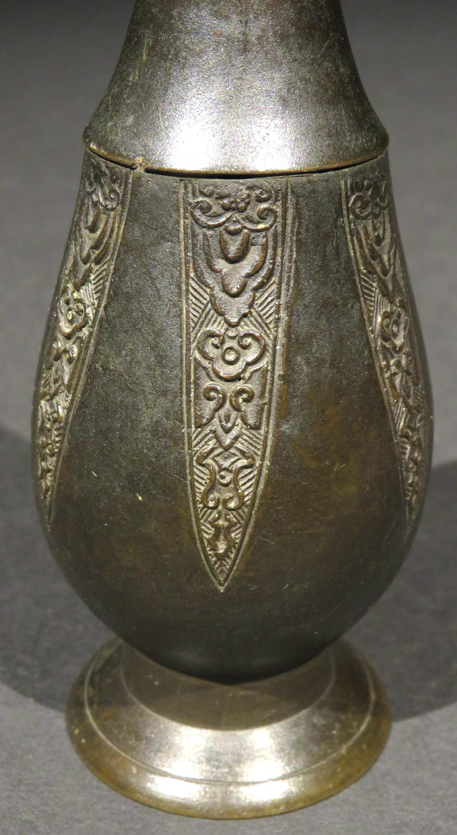 Orientalische Bronze-Flaschenknospenvase aus dem 19. Jahrhundert, um 1890 (Qing-Dynastie) im Angebot