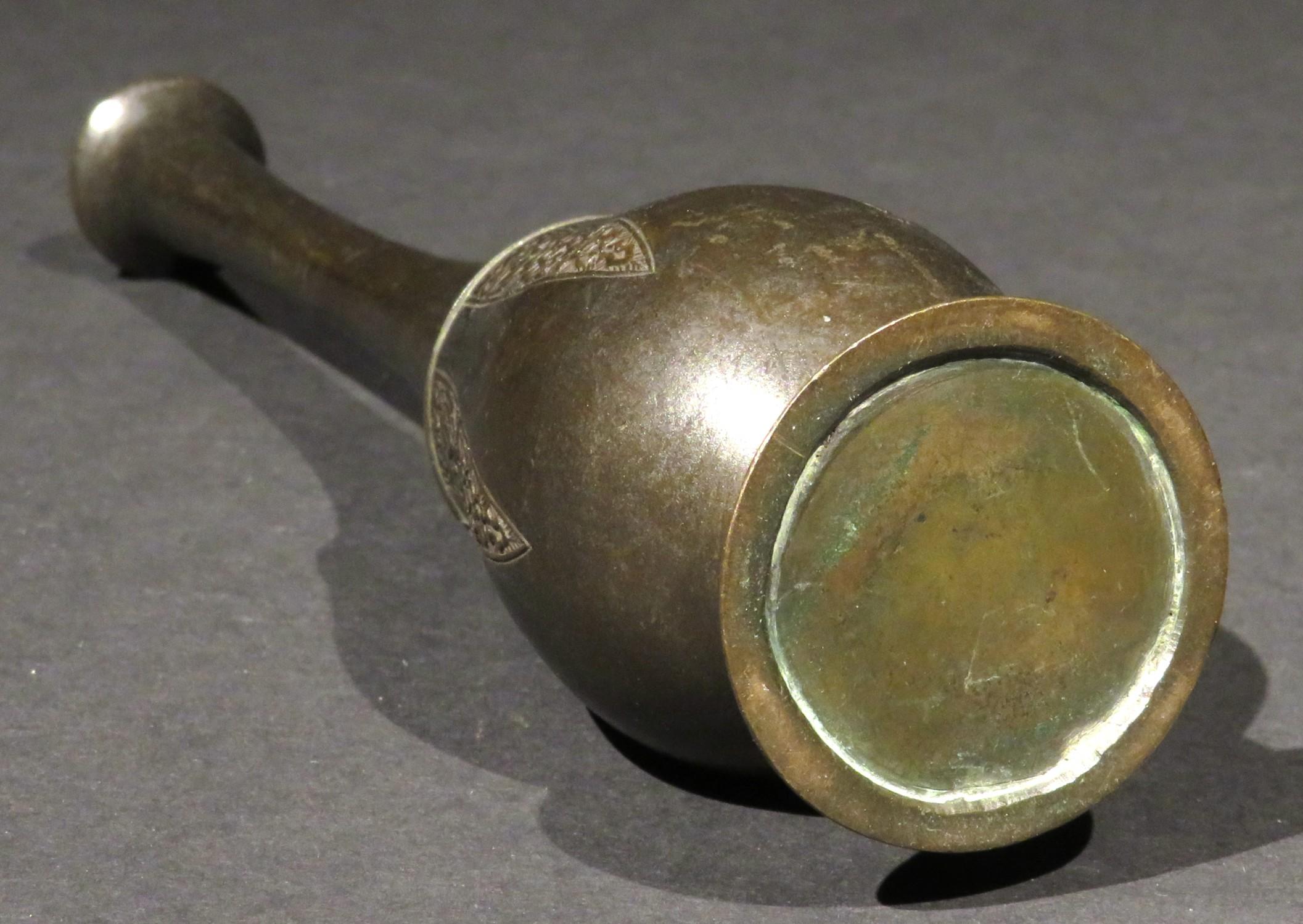 Orientalische Bronze-Flaschenknospenvase aus dem 19. Jahrhundert, um 1890 (Gegossen) im Angebot