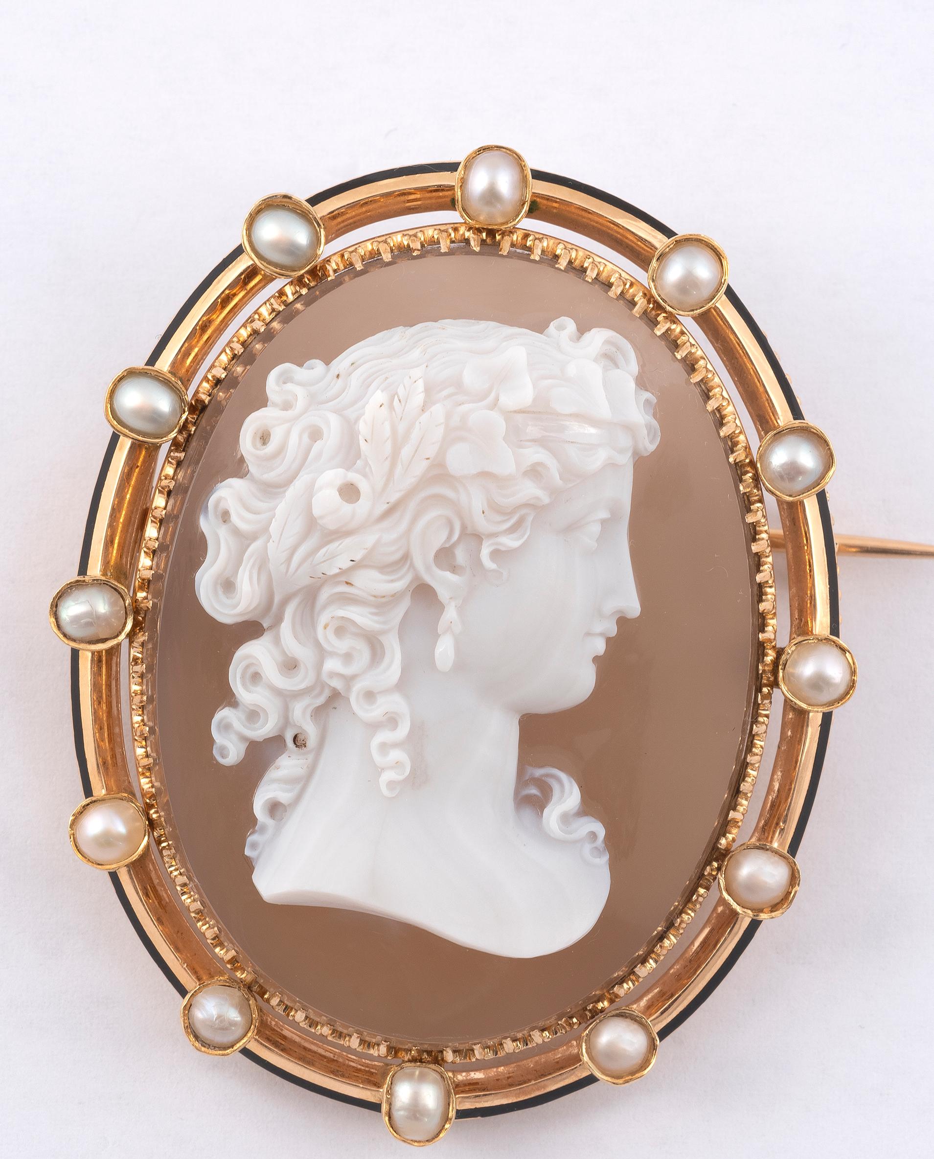Victorian A 19th Century Oval Hardstone Cameo Brooch  For Sale