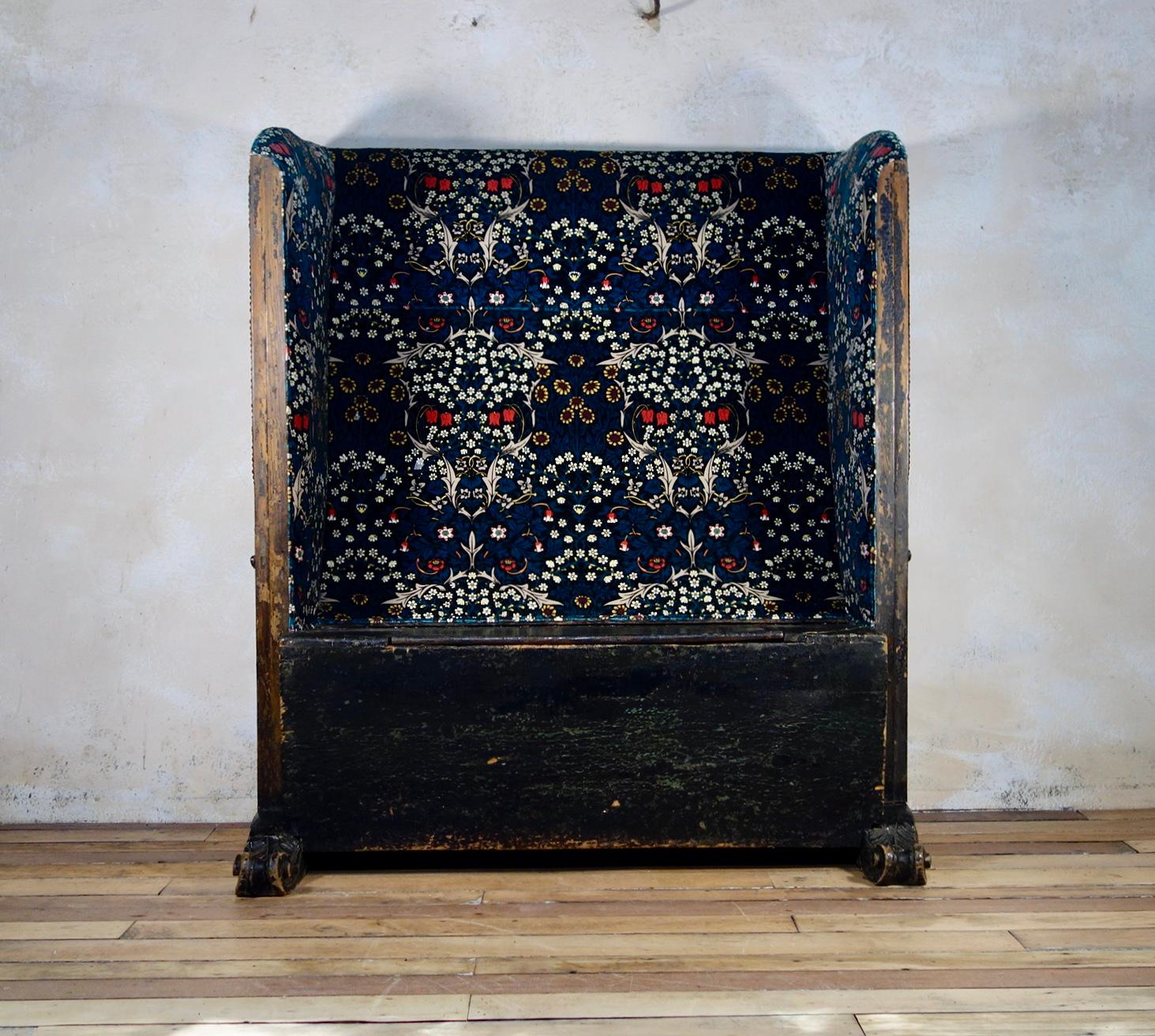 19th Century Painted Gothic Continental Leather Upholstered Settle Bench In Good Condition In Basingstoke, Hampshire