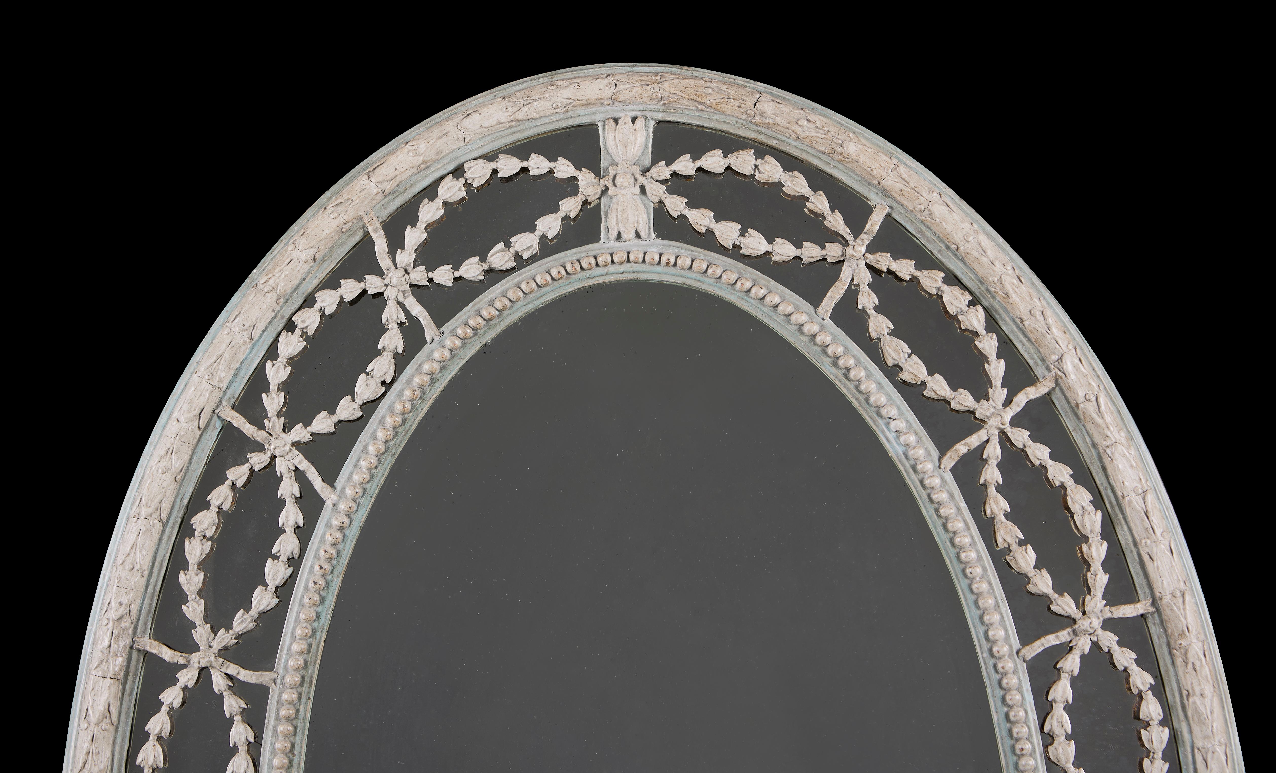Ein bemalter ovaler Spiegel aus dem 19.  (19. Jahrhundert) im Angebot