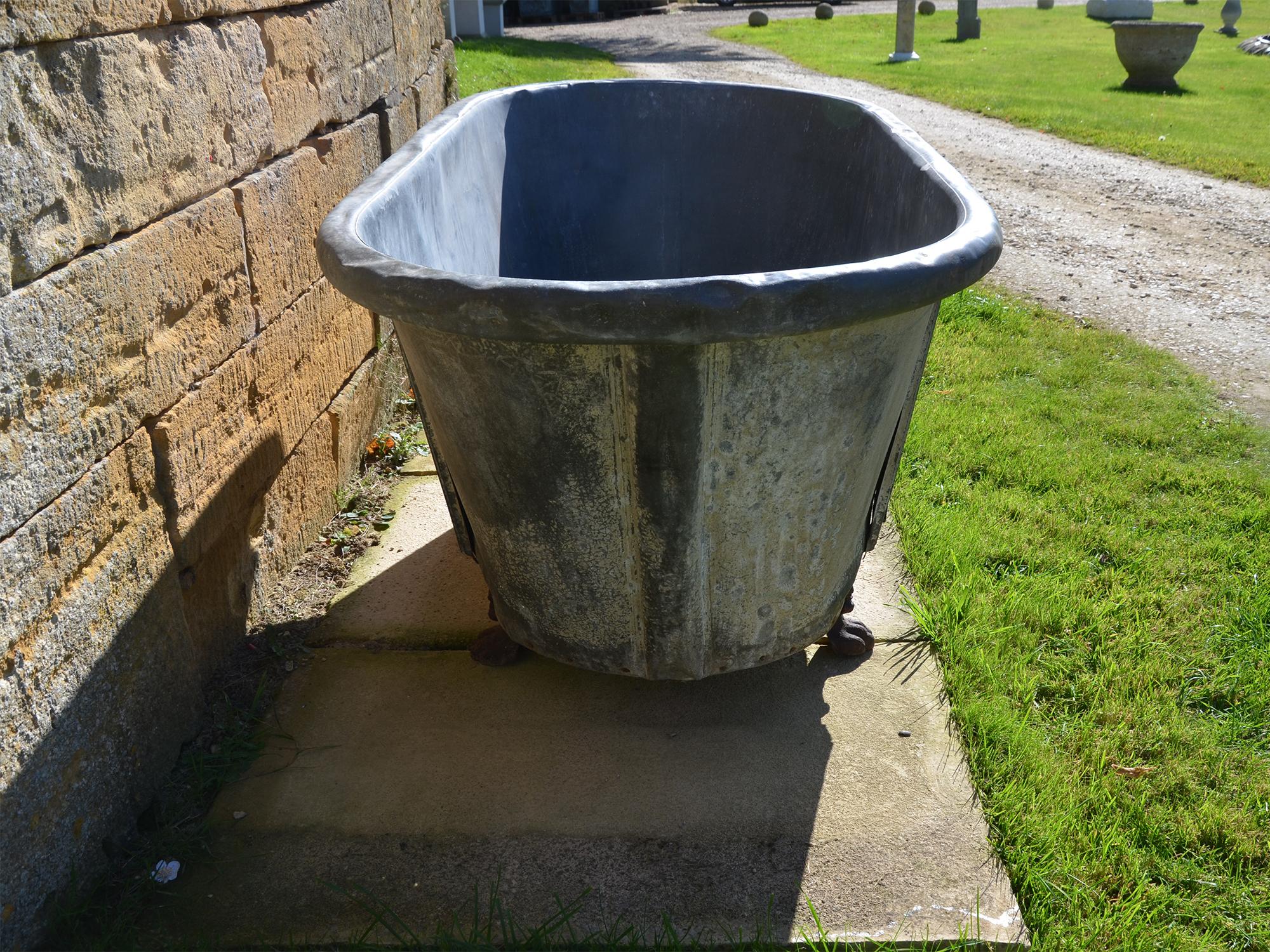 19th Century Painted Zinc Bath Tub In Good Condition In Cheltenham, Gloucestershire