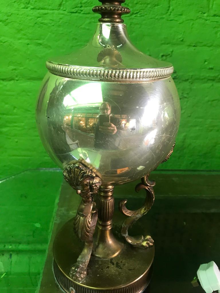Paire de lampes de bureau en laiton du XIXe siècle avec têtes et plumes en vente 5