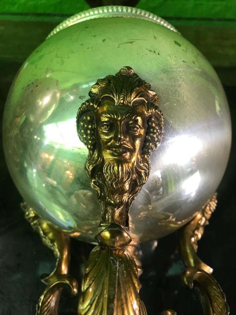 Coppia di lampade da tavolo in ottone con teste e piume del XIX secolo in vendita 2