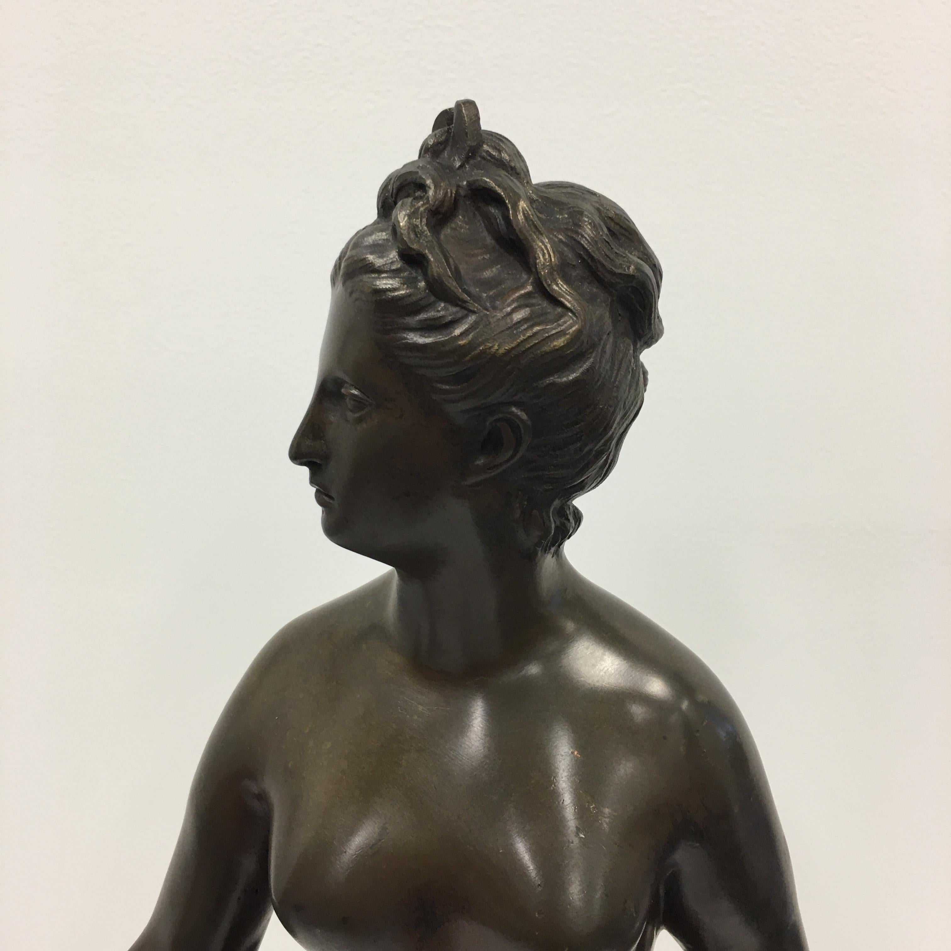 Très bel exemplaire de DIANA la chasseresse en bronze patiné signé : HOUDON. Ce modèle français du début du XIXe siècle montre une Diane nue marchant sur la pointe des pieds avec son arc dans une main et une flèche dans l'autre. Cet exemple a une