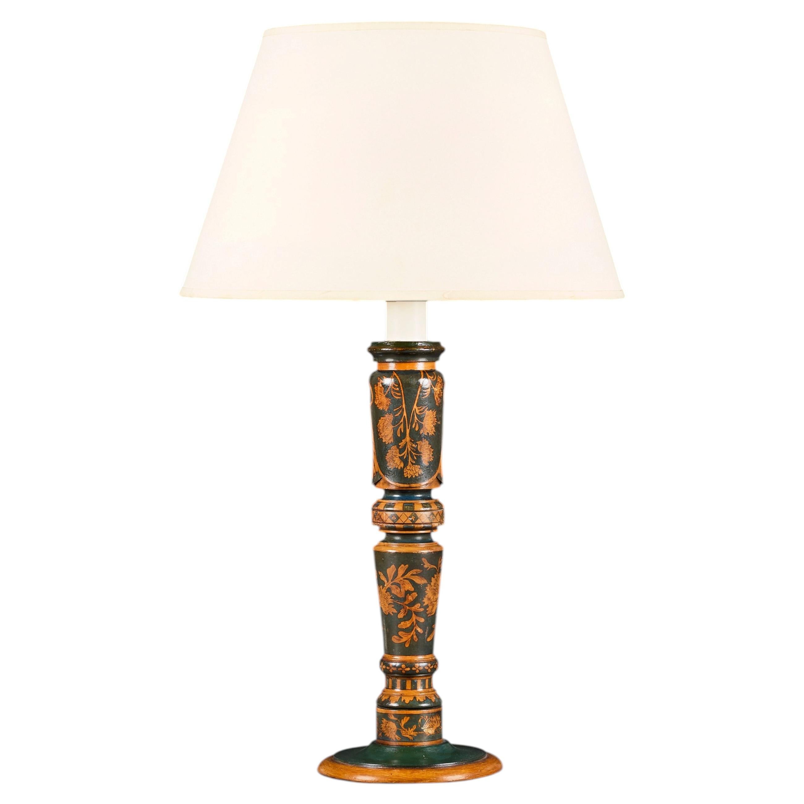 Lampe à colonne en bois décorée de motifs gravés au stylo, du XIXe siècle en vente