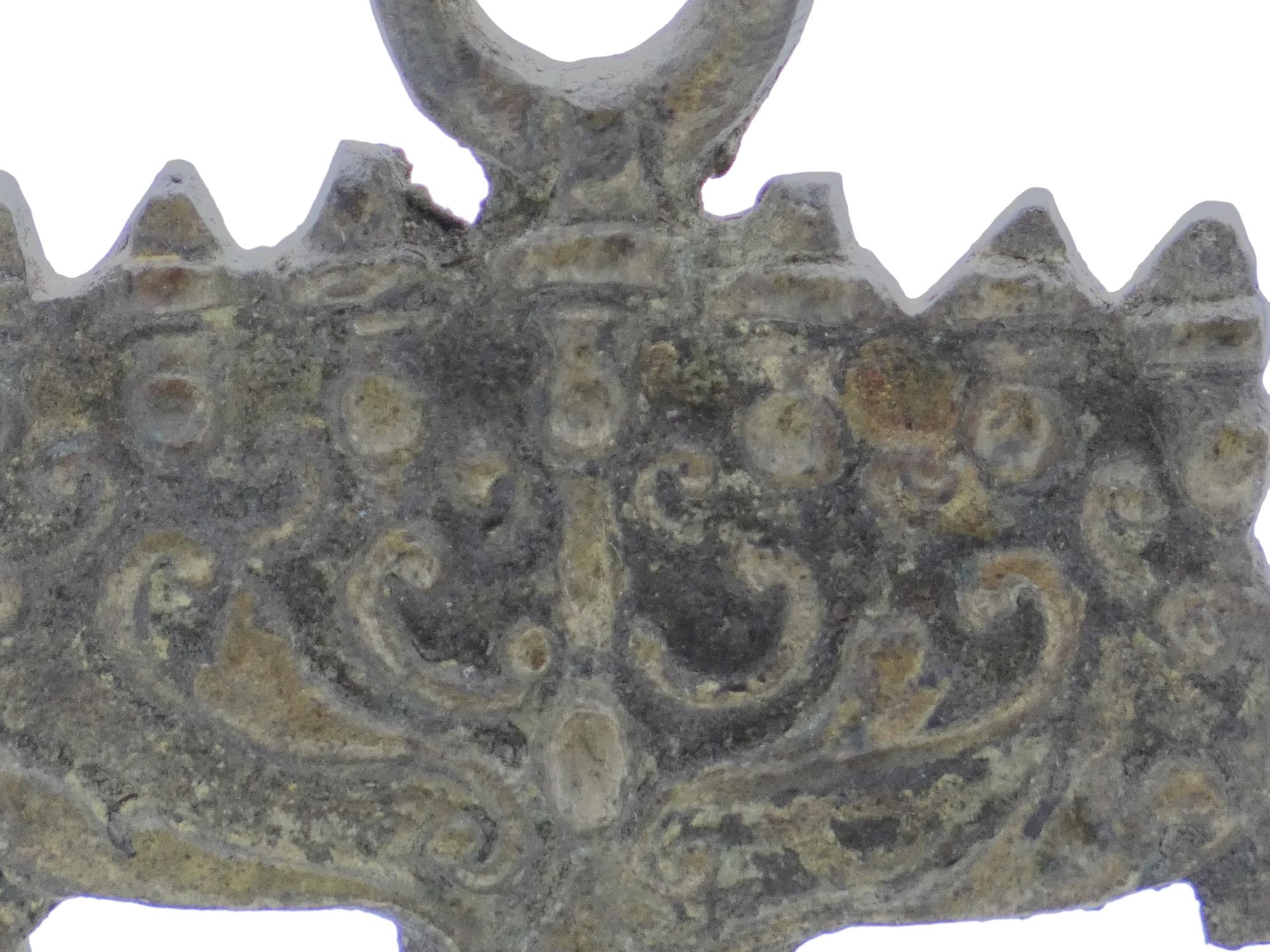 Lampe de Hanoukka en fonte de laiton polonaise du XIXe siècle.

La petite plaque arrière de la lampe de Hanoukka en laiton présente une paire de lions rampants magnifiquement moulés tenant une ménorah allumée, comme dans le temple antique.

Un