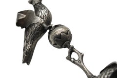 Un especiero de plata polaca del siglo XIX con forma de pájaro