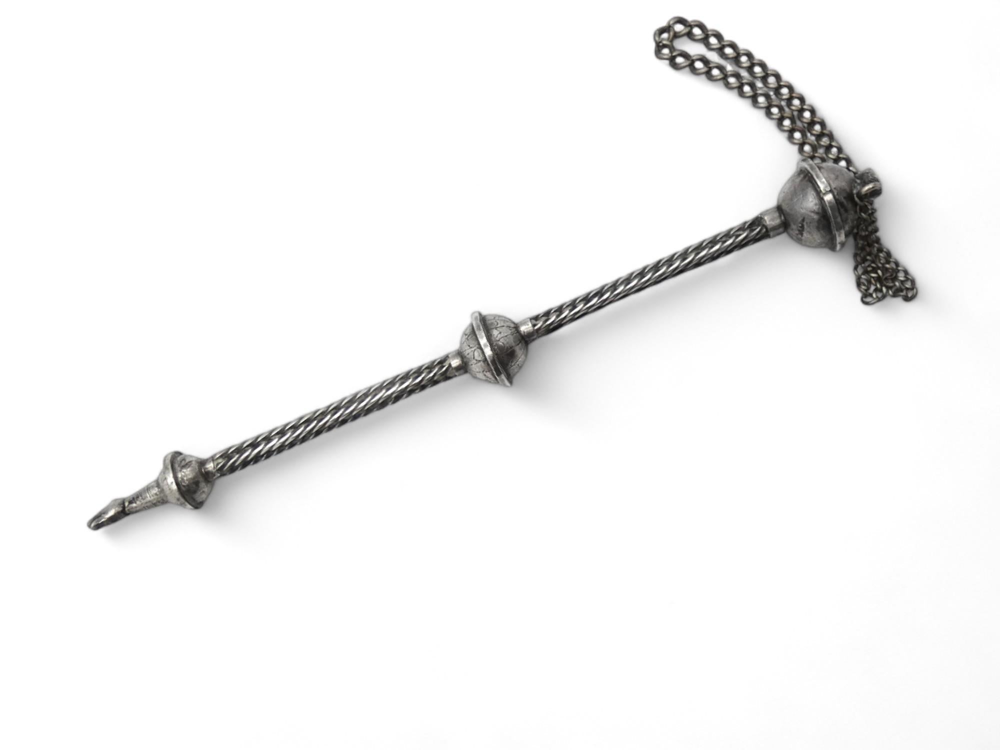Un classico puntatore per Torah in argento del XIX secolo.

Questo puntatore della Torah è un must per ogni collezionista europeo di Judaica. 

Il Torah Pointer è realizzato nel classico stile polacco e nello stile dei puntatori della Torah e di