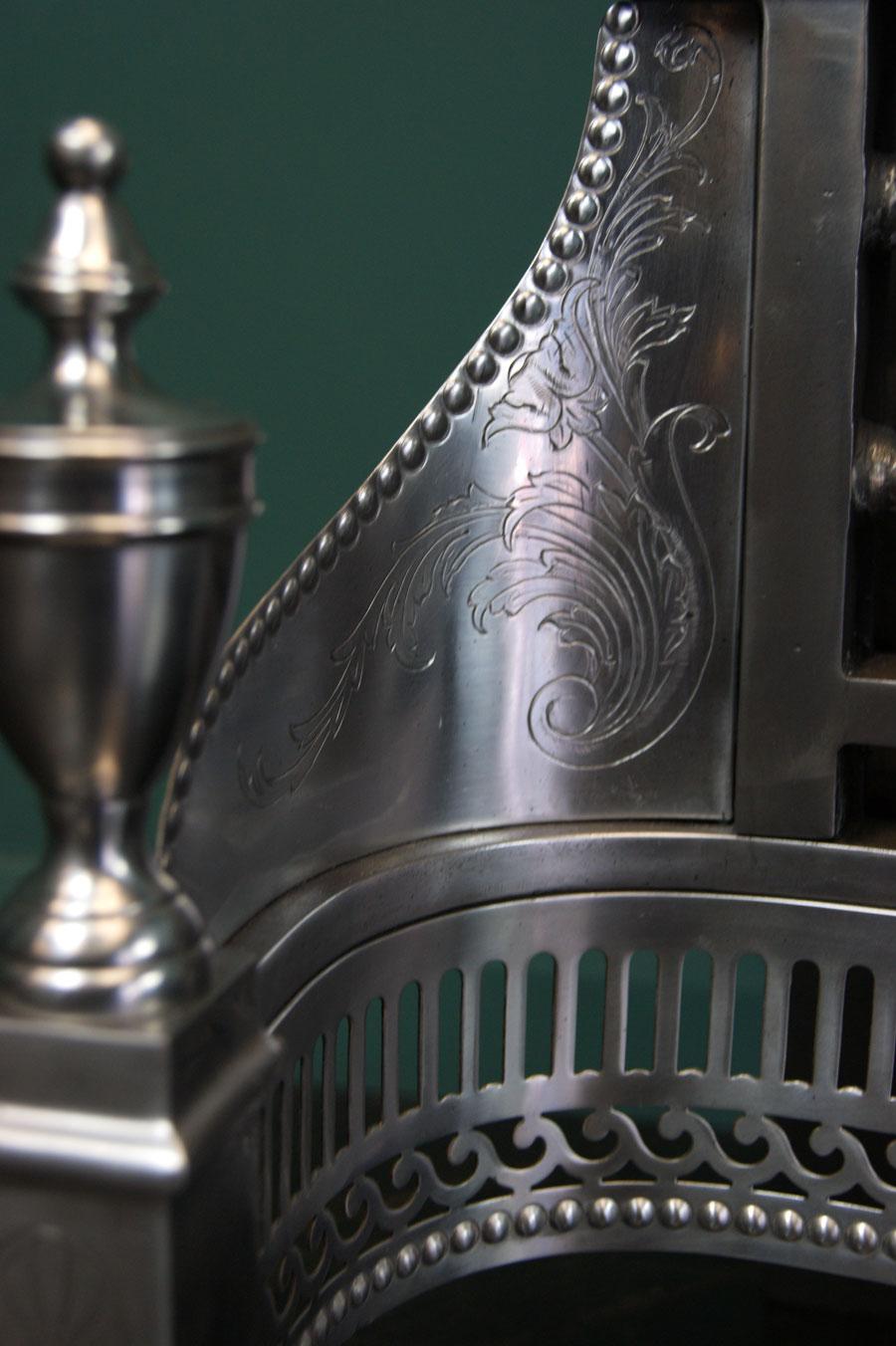 Style Adam Une grille de cheminée en acier poli du 19ème siècle en vente