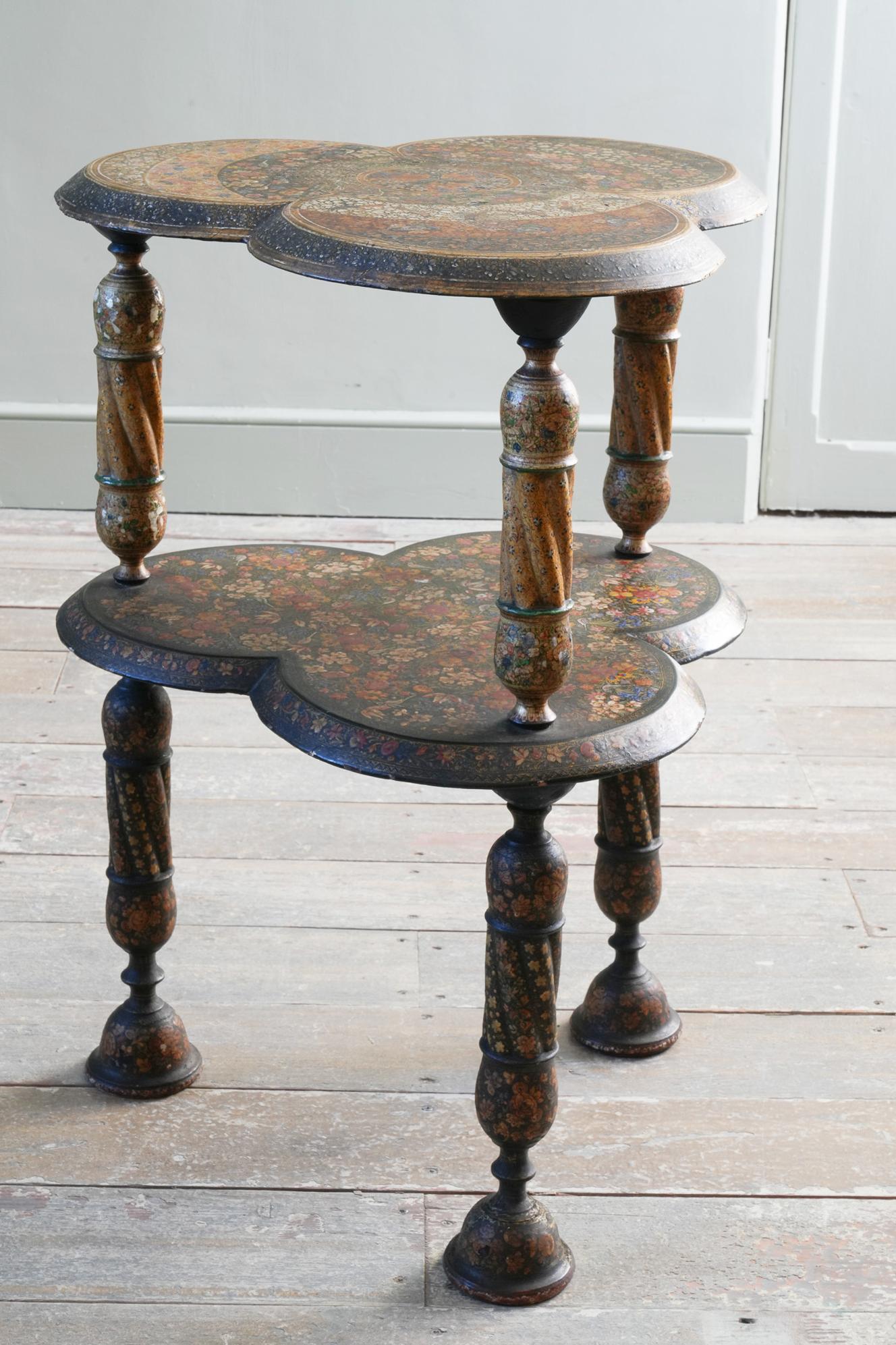 Table cachemirienne laquée polychrome du XIXe siècle en vente 5