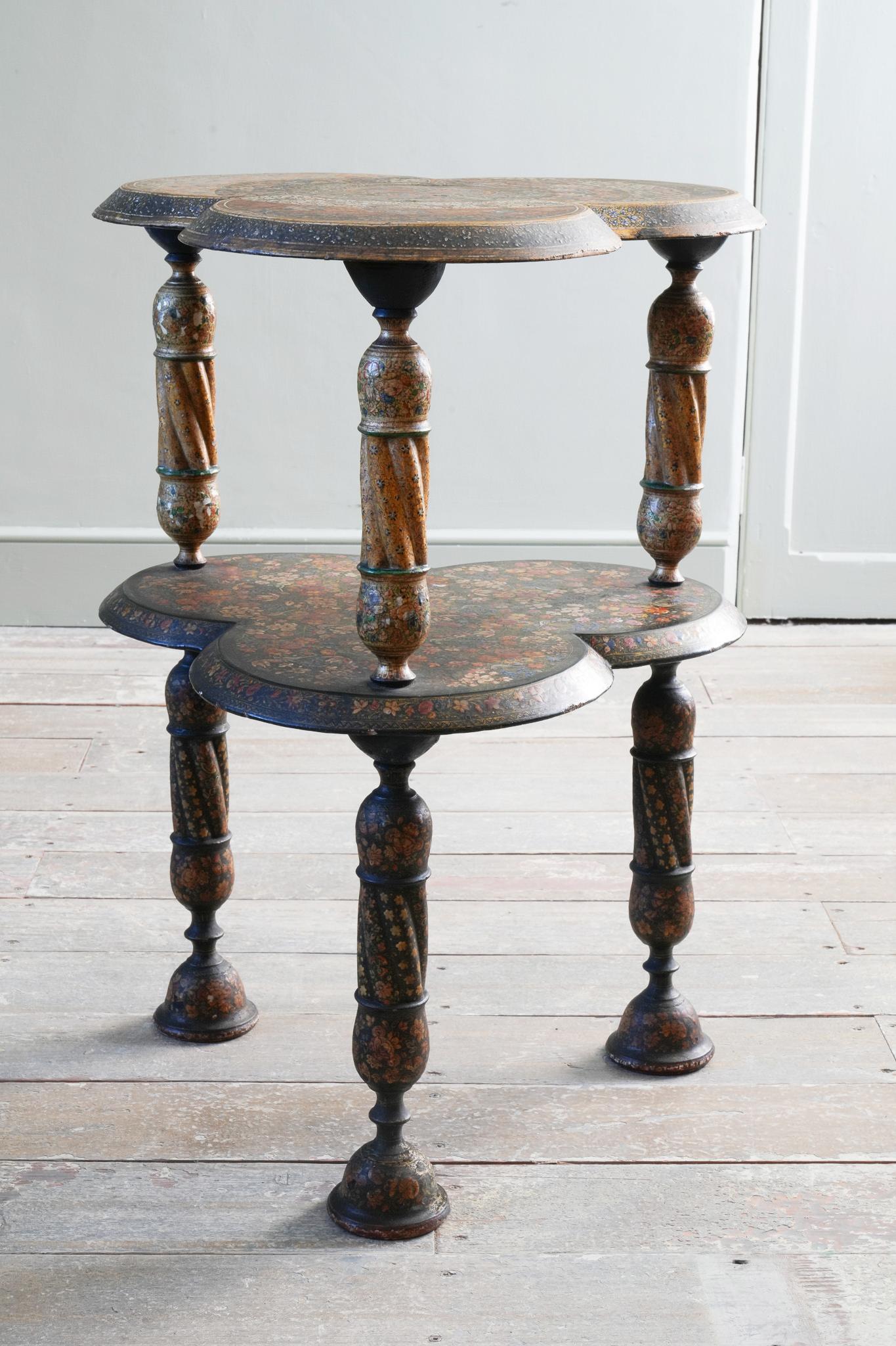 Table cachemirienne laquée polychrome du XIXe siècle en vente 6
