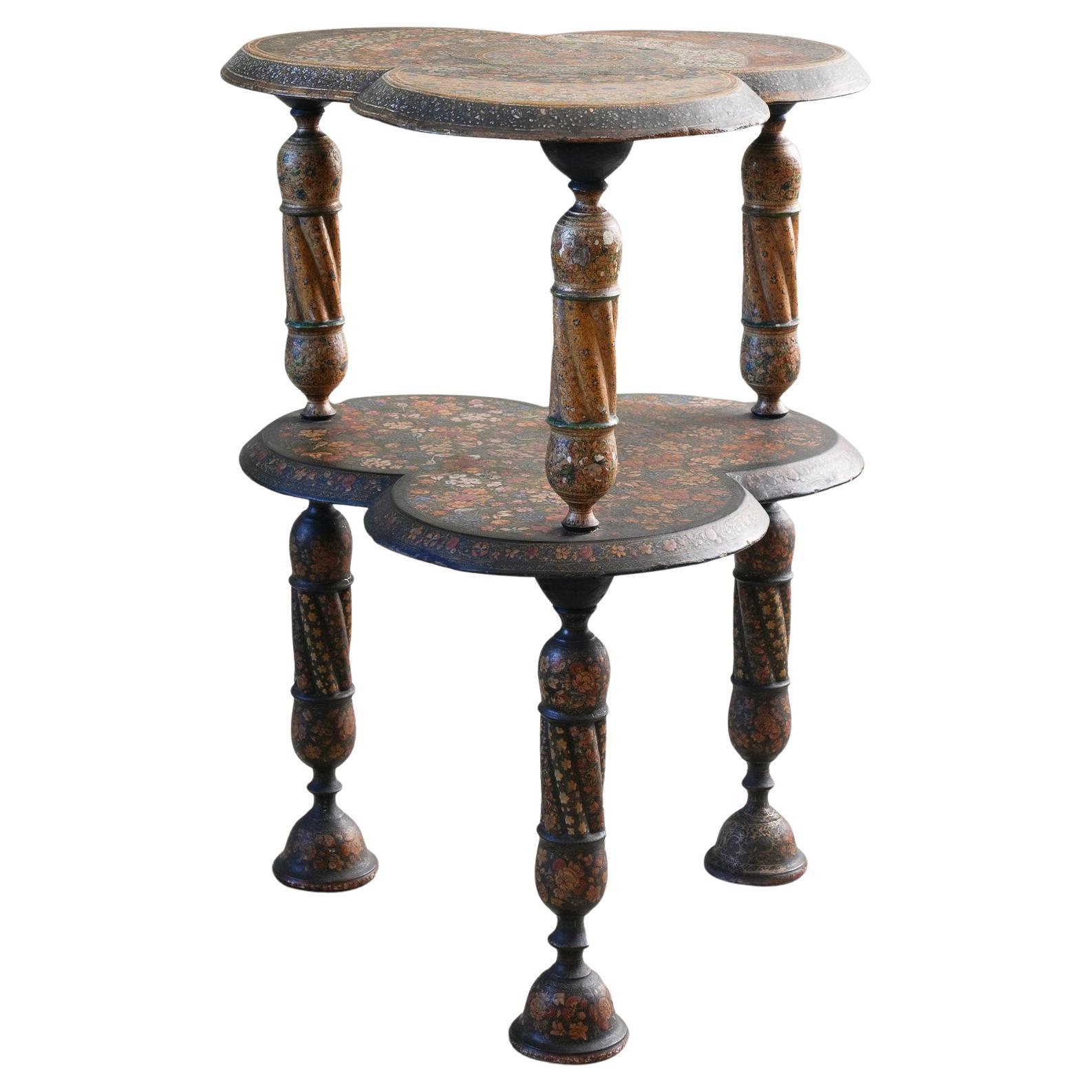 Table de forme trilobée laquée polychrome du Cachemire, dont le plateau inférieur est également abondamment décoré d'oiseaux à longue queue sur un fond floral dense. Les pieds sont dotés de sections torsadées solides inhabituelles.