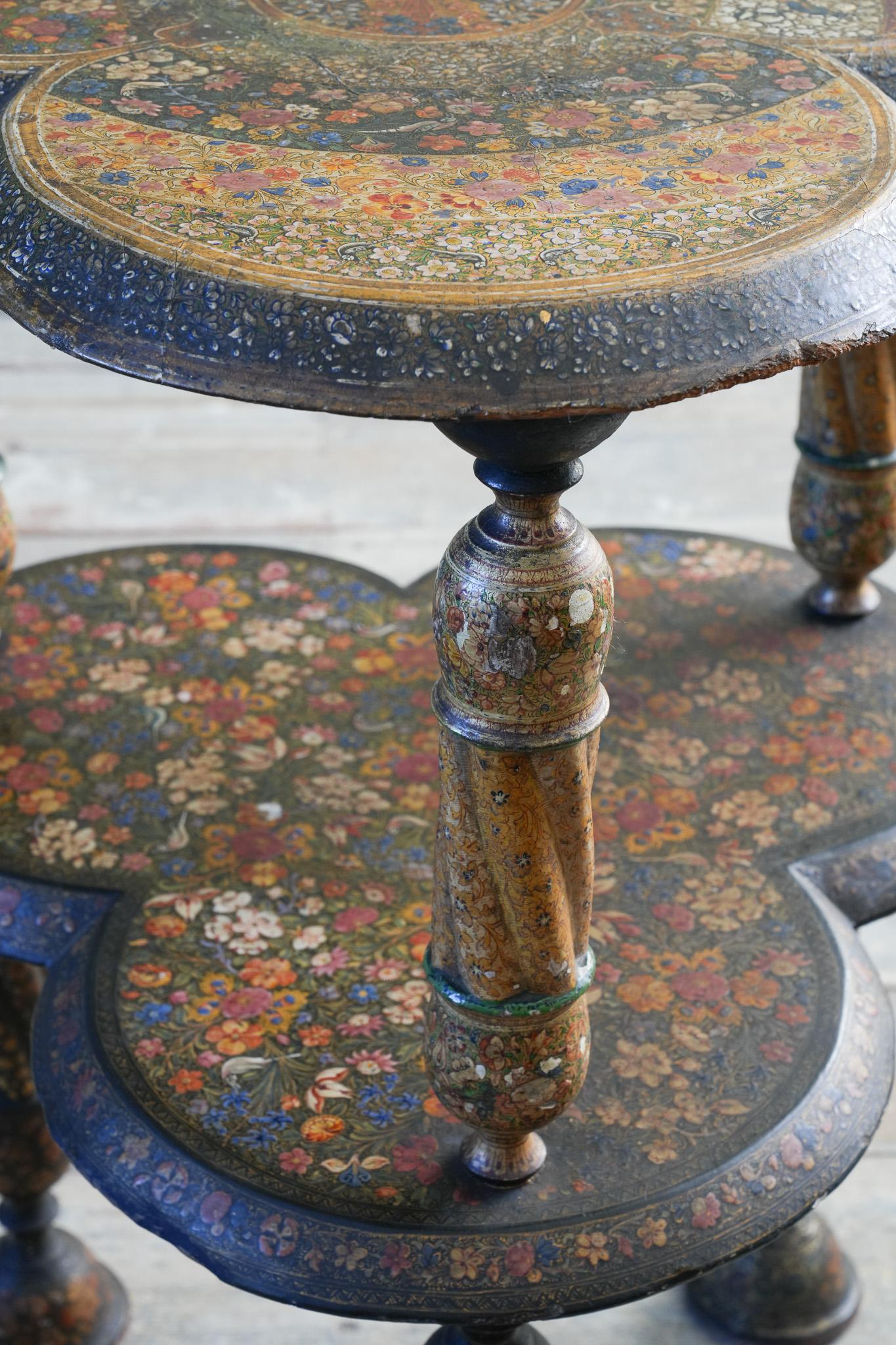 Indien Table cachemirienne laquée polychrome du XIXe siècle en vente