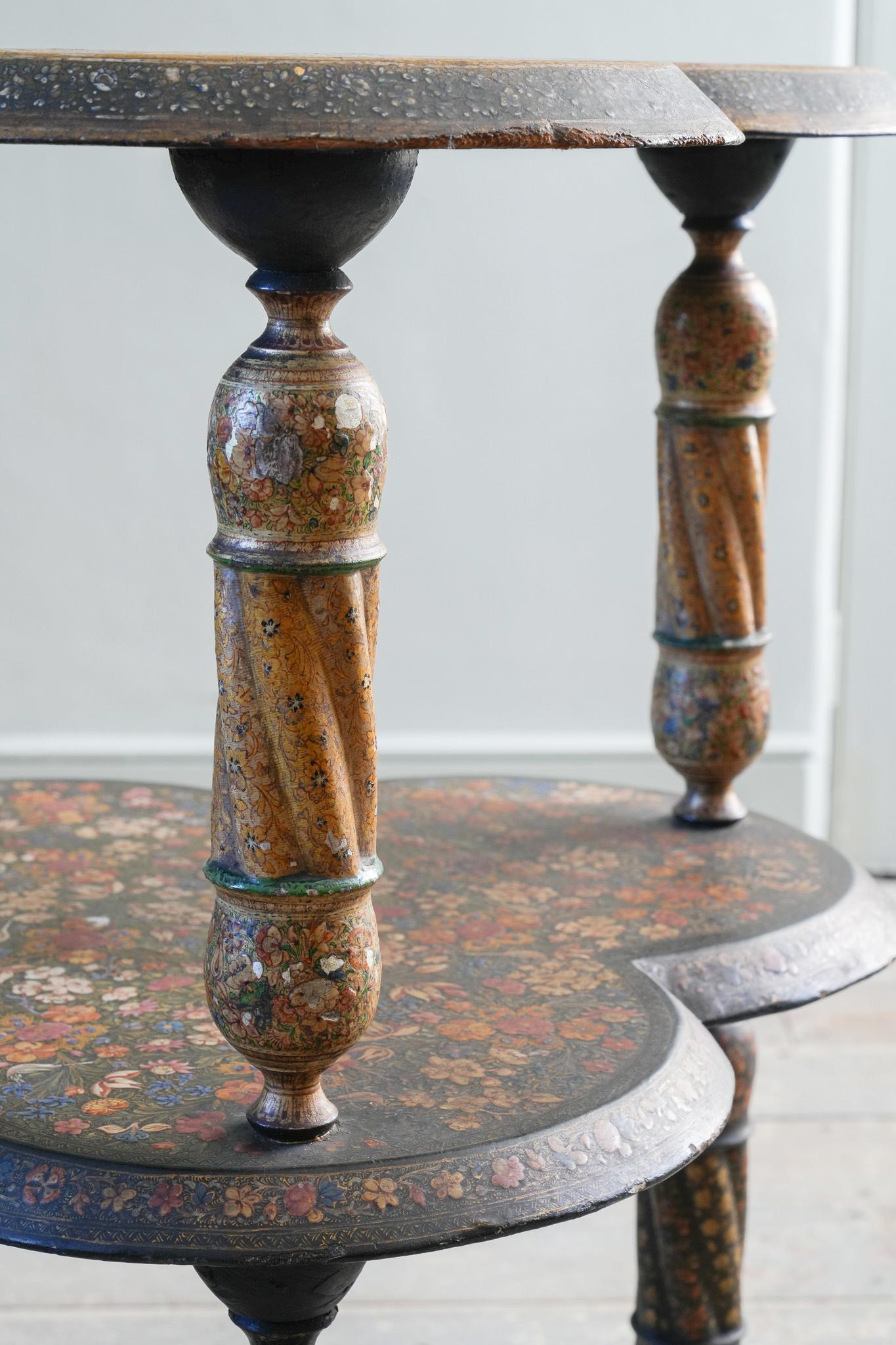 Table cachemirienne laquée polychrome du XIXe siècle Bon état - En vente à Conwy, GB