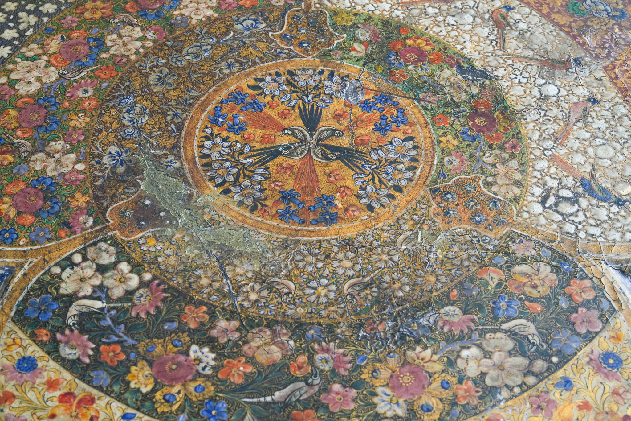 Table cachemirienne laquée polychrome du XIXe siècle en vente 1