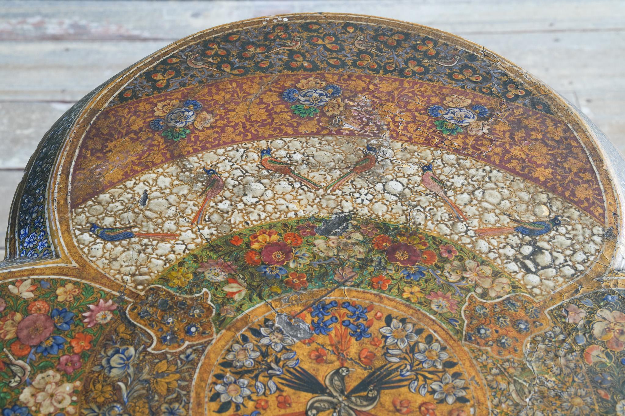 Table cachemirienne laquée polychrome du XIXe siècle en vente 2