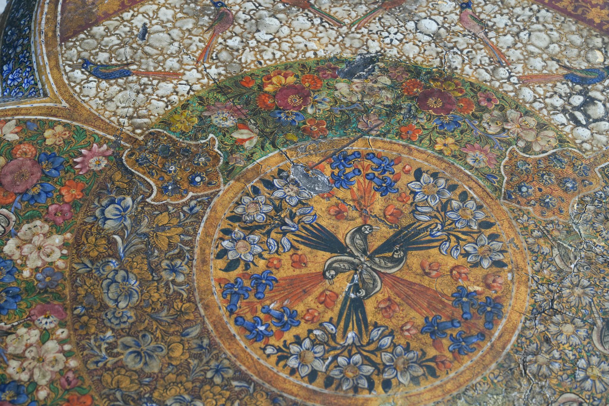 Table cachemirienne laquée polychrome du XIXe siècle en vente 3