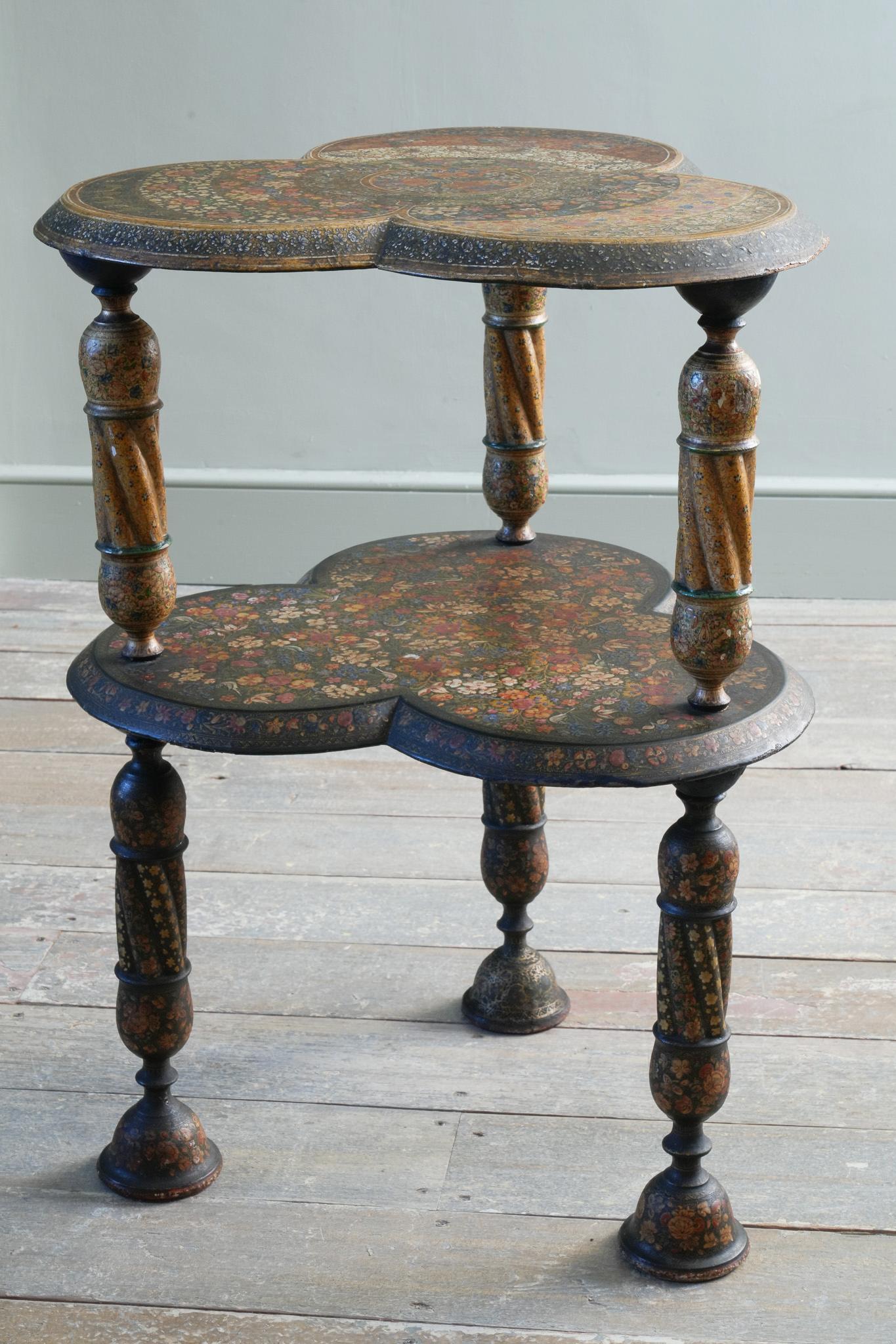 Table cachemirienne laquée polychrome du XIXe siècle en vente 4