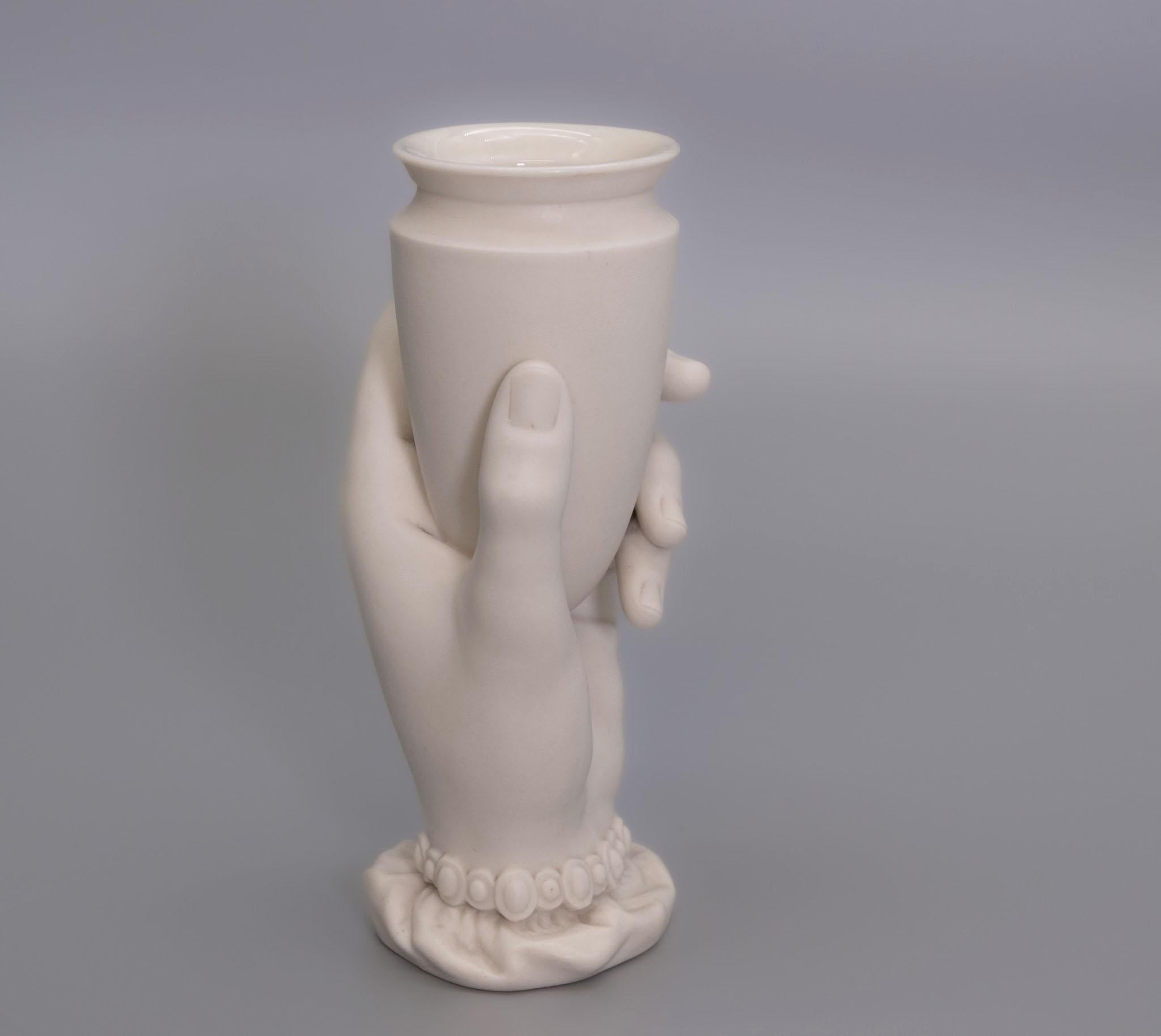 Jarrón victoriano de porcelana Royal Worcester, modelado a mano de la Sra. Hadley. Siglo XIX. Marca de registro impresa de Worcester y rombo en la base para el 28 de octubre de 1864.

El estado es excelente, presenta ligeros roces sin daños. 