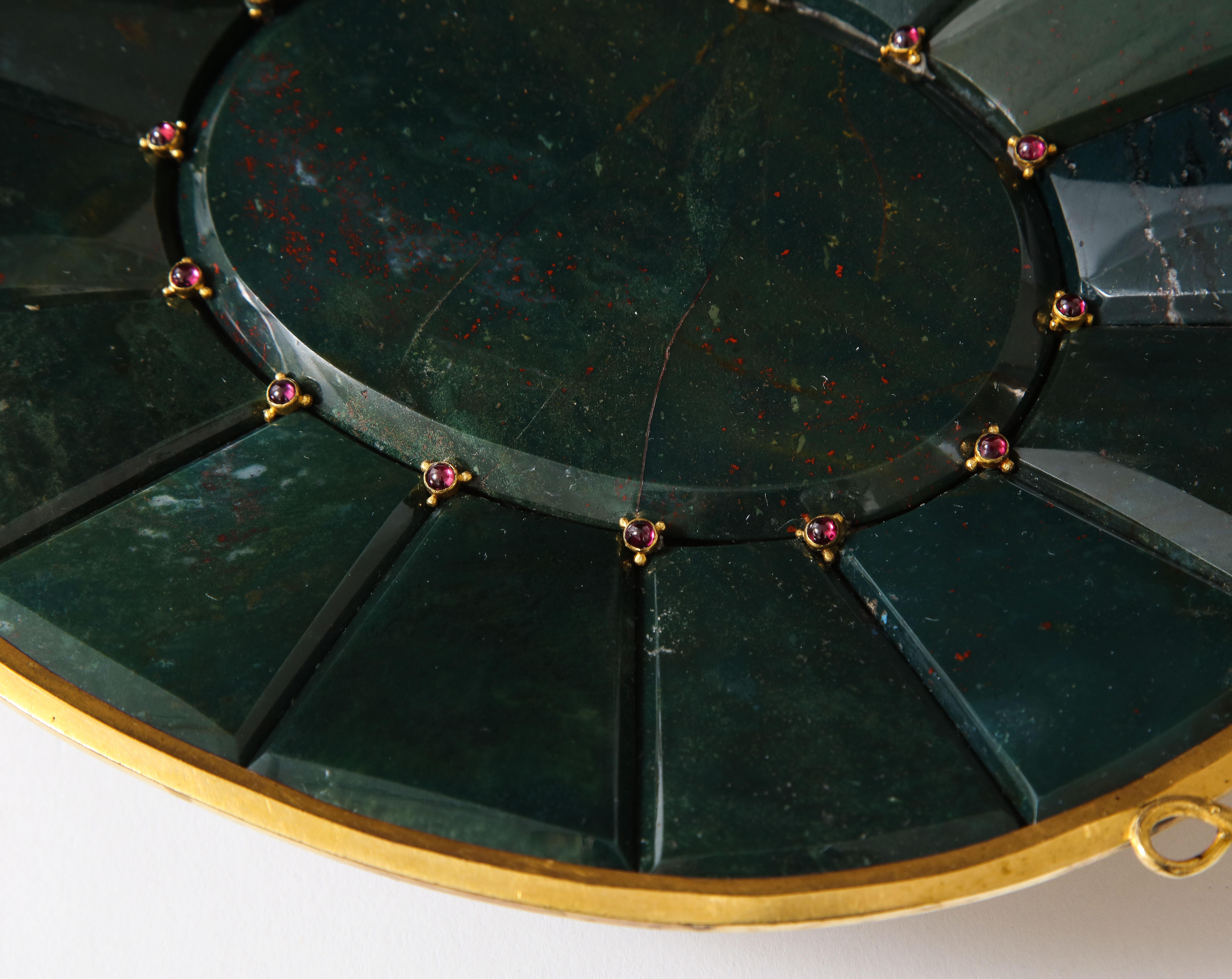 Russisches Dore-Bronze- und juwelenbesetztes Tablett aus Blutstein und Jaspis, 19. Jahrhundert im Angebot 7
