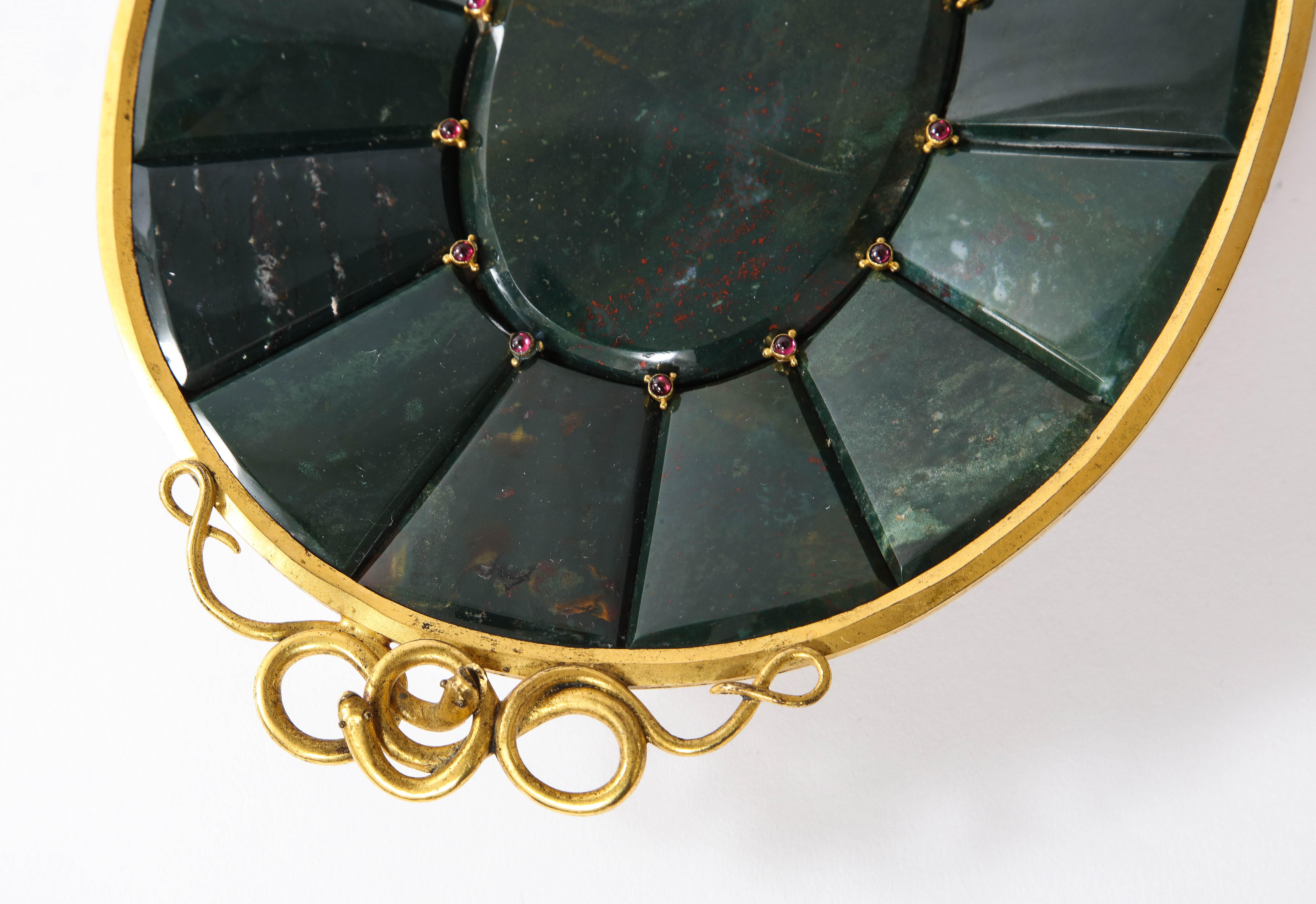 Russisches Dore-Bronze- und juwelenbesetztes Tablett aus Blutstein und Jaspis, 19. Jahrhundert im Angebot 8