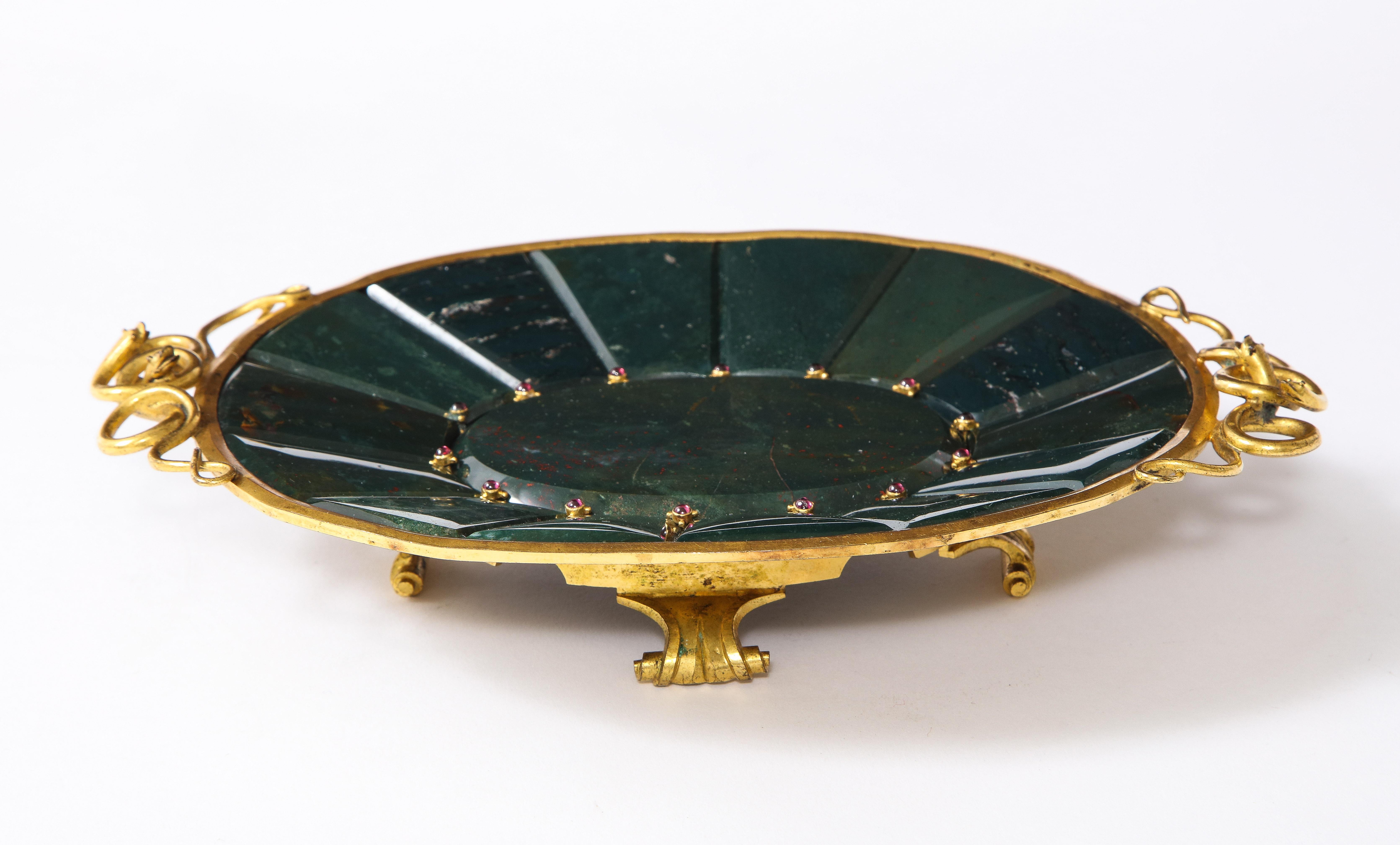 Russisches Dore-Bronze- und juwelenbesetztes Tablett aus Blutstein und Jaspis, 19. Jahrhundert (Louis XVI.) im Angebot