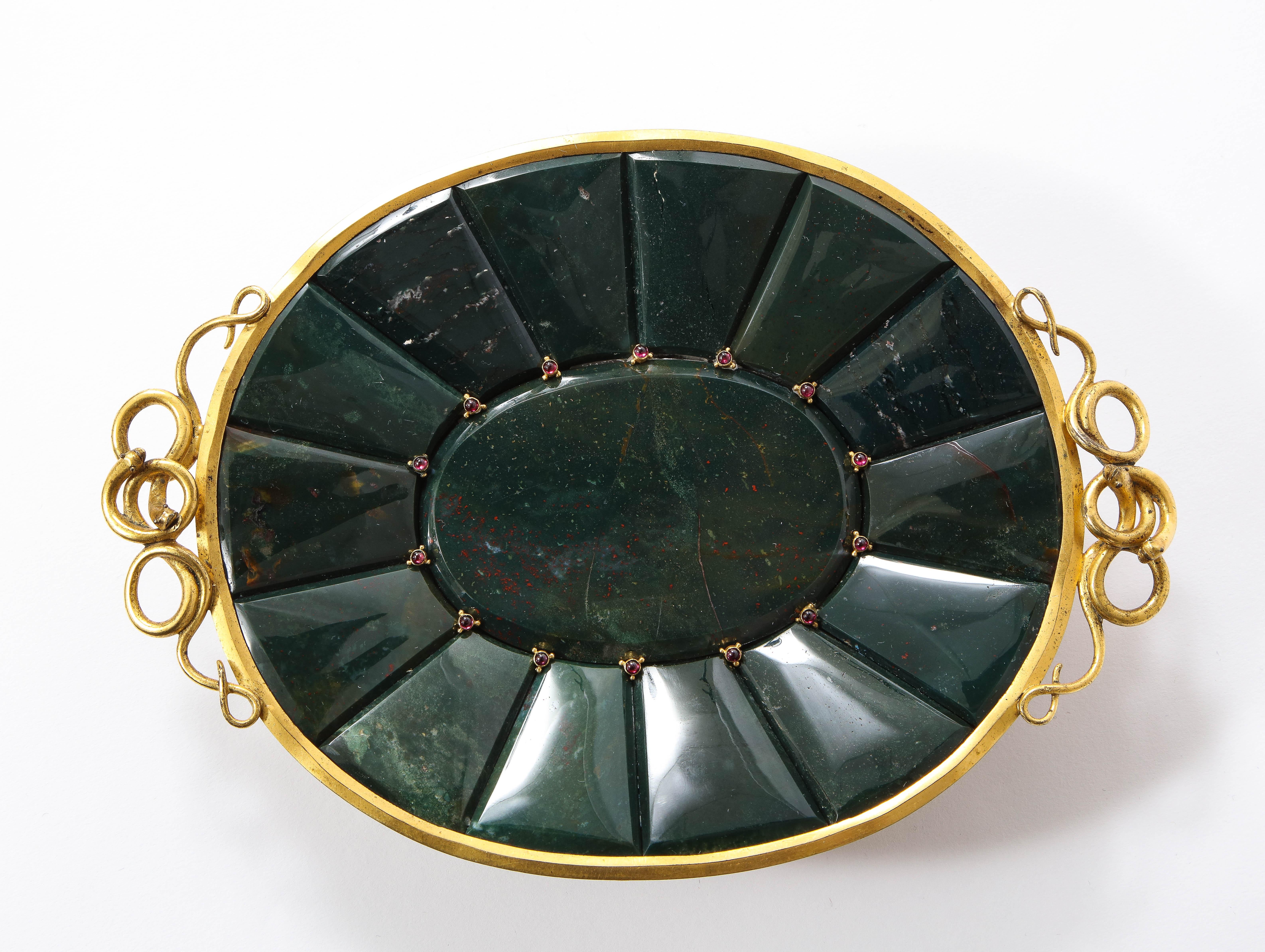 Russisches Dore-Bronze- und juwelenbesetztes Tablett aus Blutstein und Jaspis, 19. Jahrhundert (Vergoldet) im Angebot
