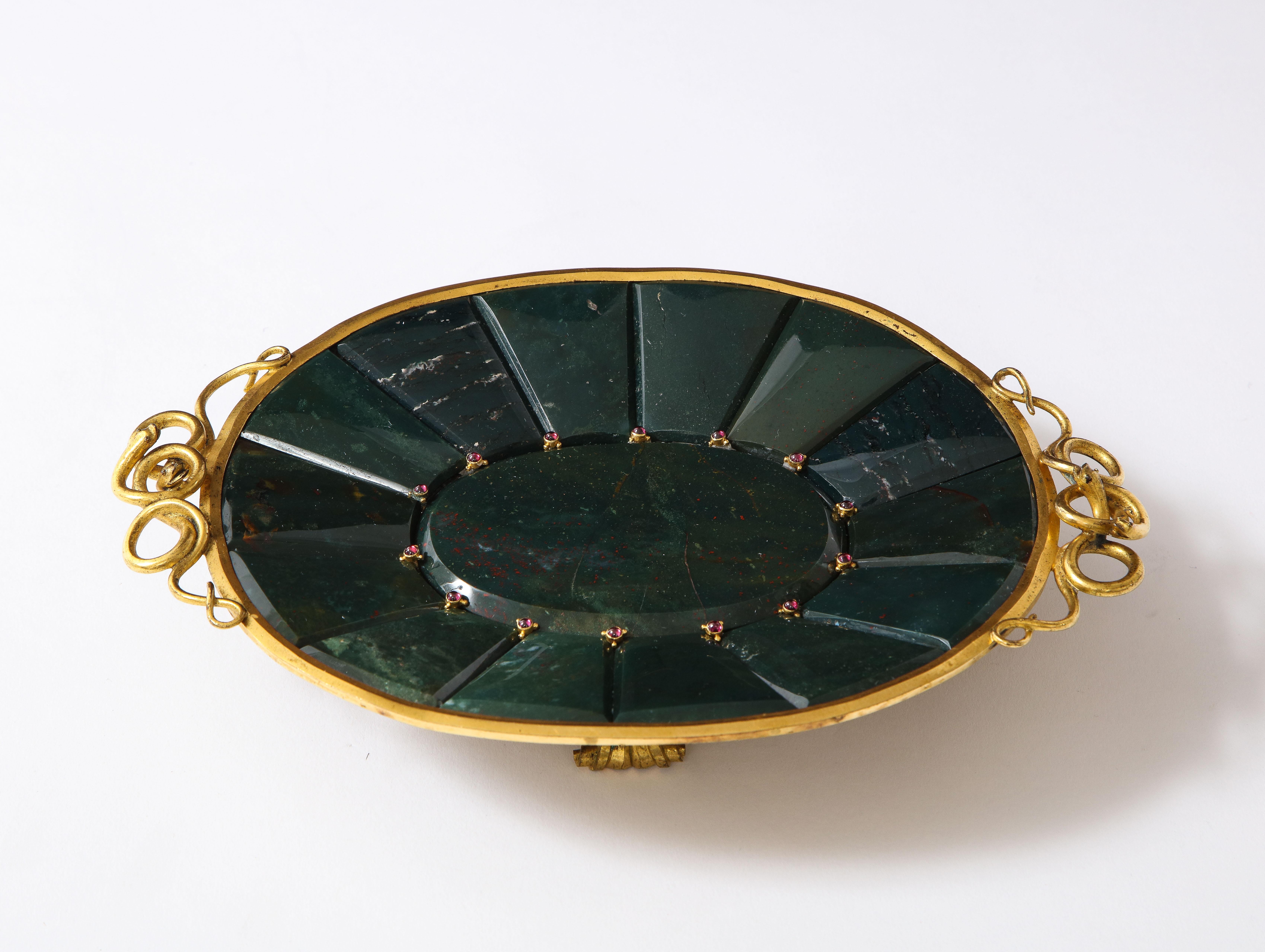 Russisches Dore-Bronze- und juwelenbesetztes Tablett aus Blutstein und Jaspis, 19. Jahrhundert (Edelstein) im Angebot