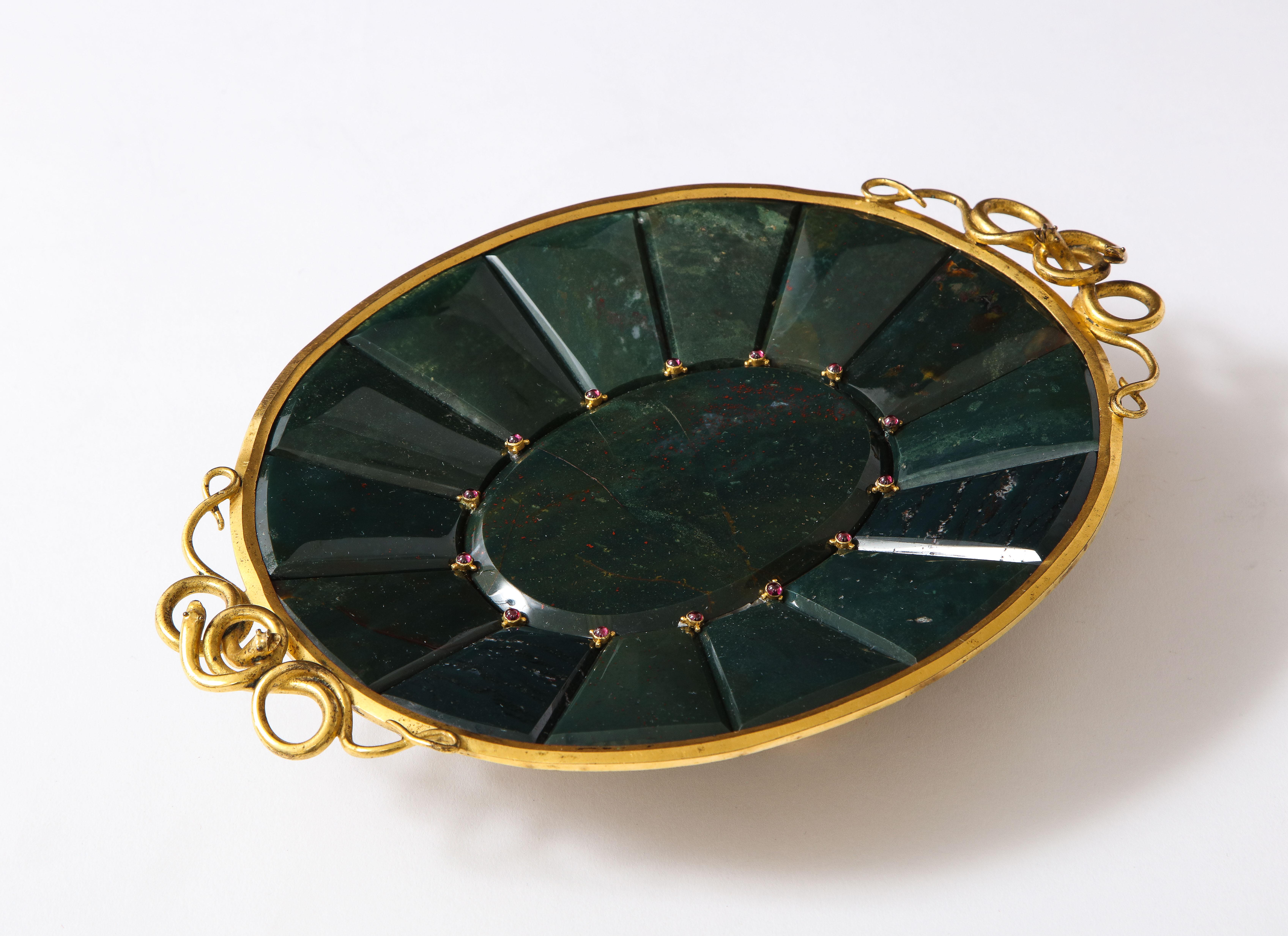 Russisches Dore-Bronze- und juwelenbesetztes Tablett aus Blutstein und Jaspis, 19. Jahrhundert im Angebot 1